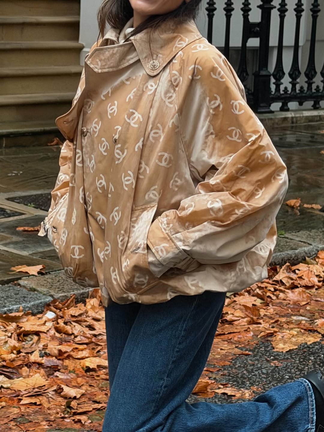 Γιατί αυτή η καμπαρντίνα που μεταμορφώνεται στη βροχή προκαλεί τόσο μεγάλο σάλο στα social media;-1