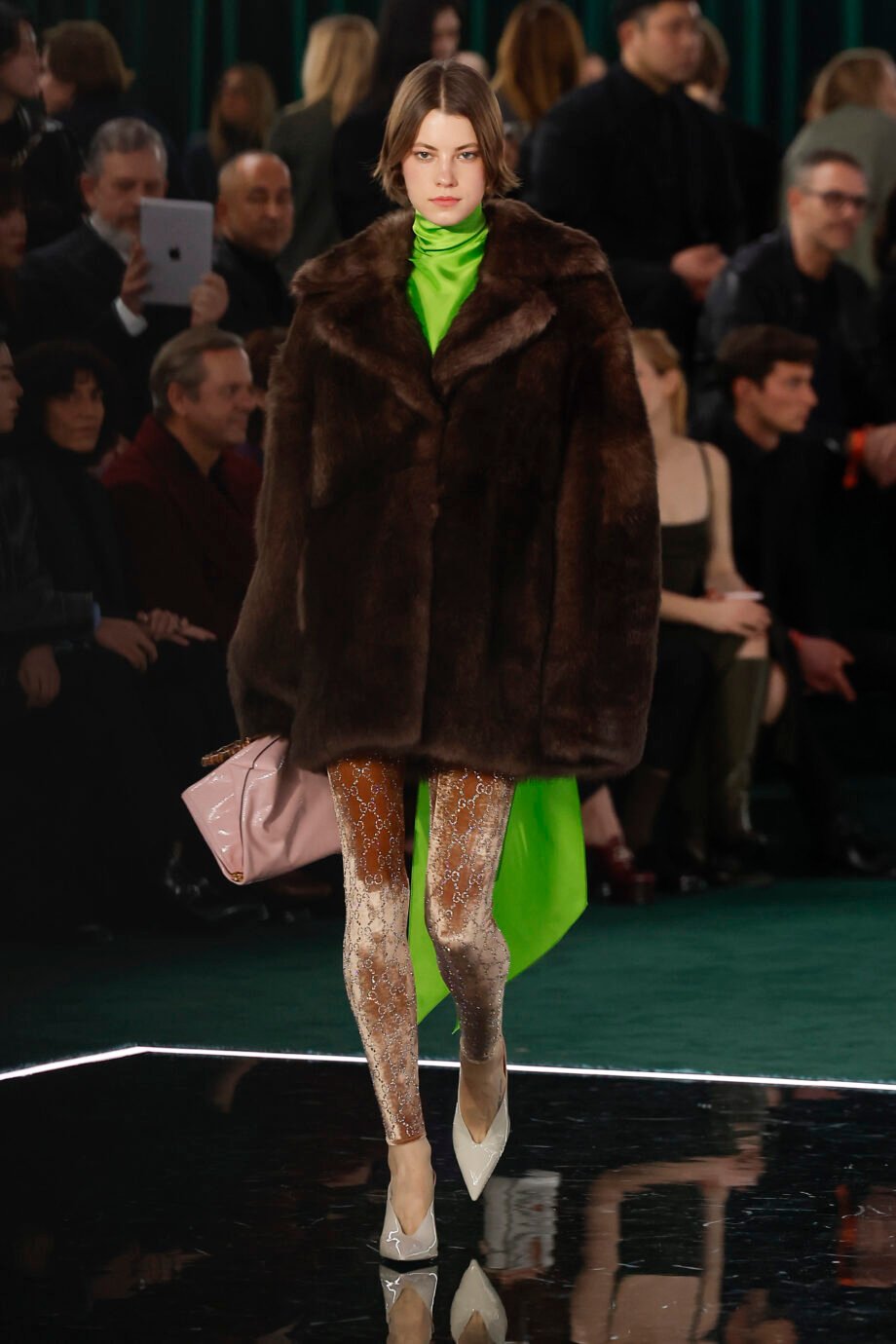 βελούδινα-leggings-είναι-τάση-τον-χειμώνα-2025-381228