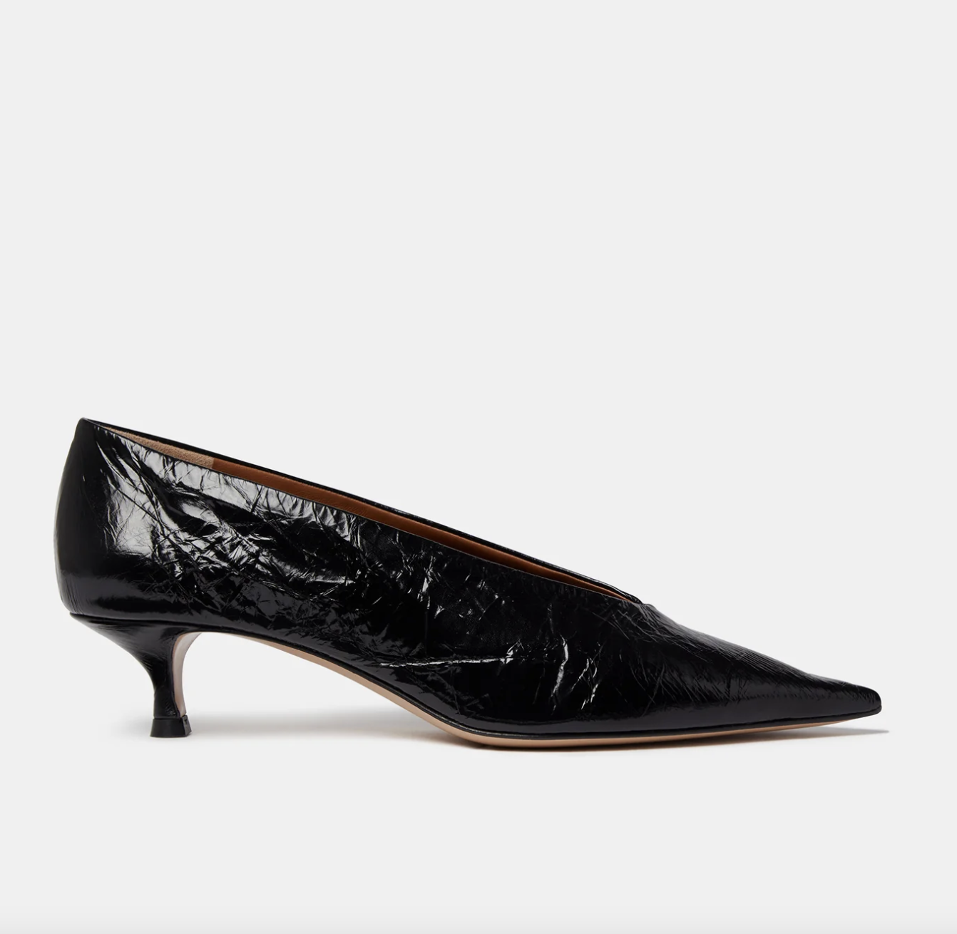 V-neck παπούτσια: Το shape που θα γίνει η σούπερ τάση του 2026-2