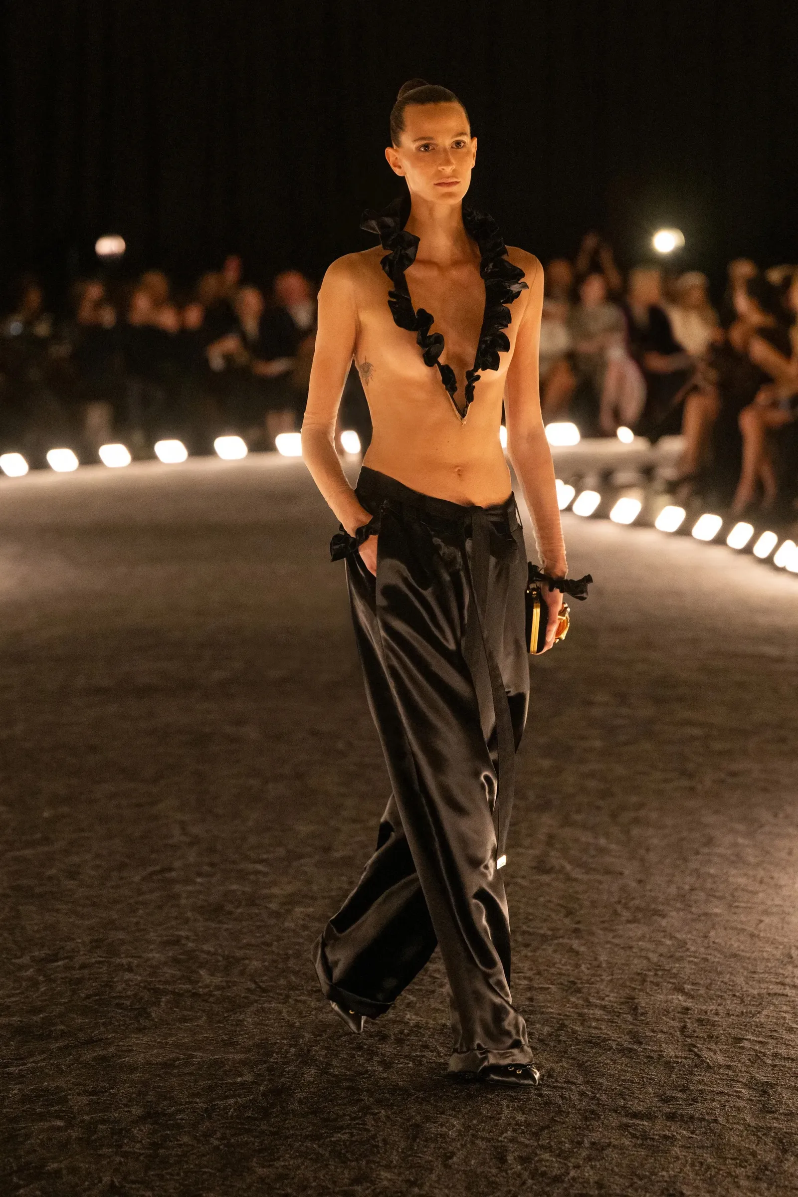 Παντελόνια: Από το σατέν στο δερμάτινο, αυτές είναι οι 6 δυνατές τάσεις του 2026-1