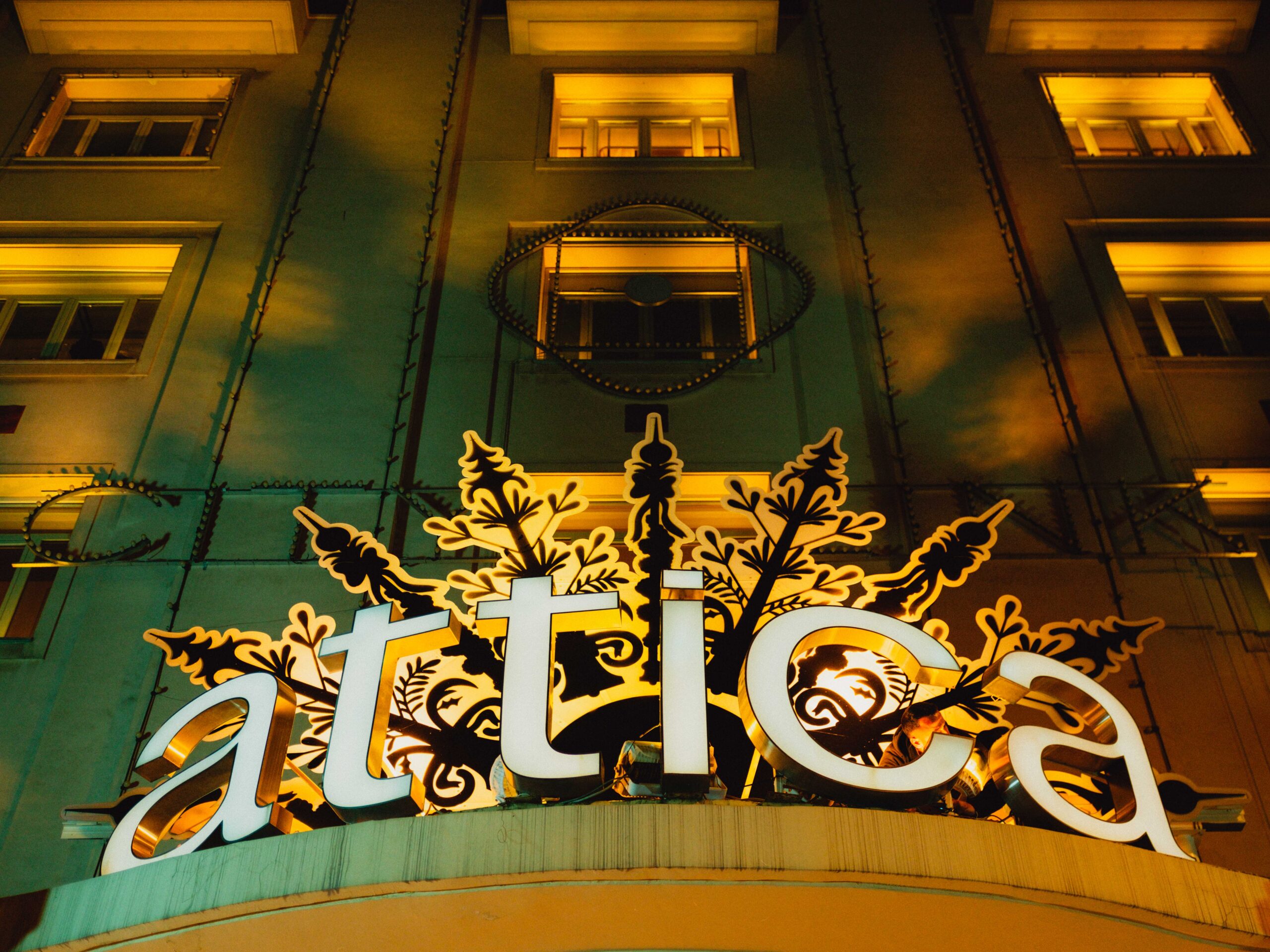 Ένα χιονισμένο παραμύθι ζωντανεύει στα πολυκαταστήματα attica-5