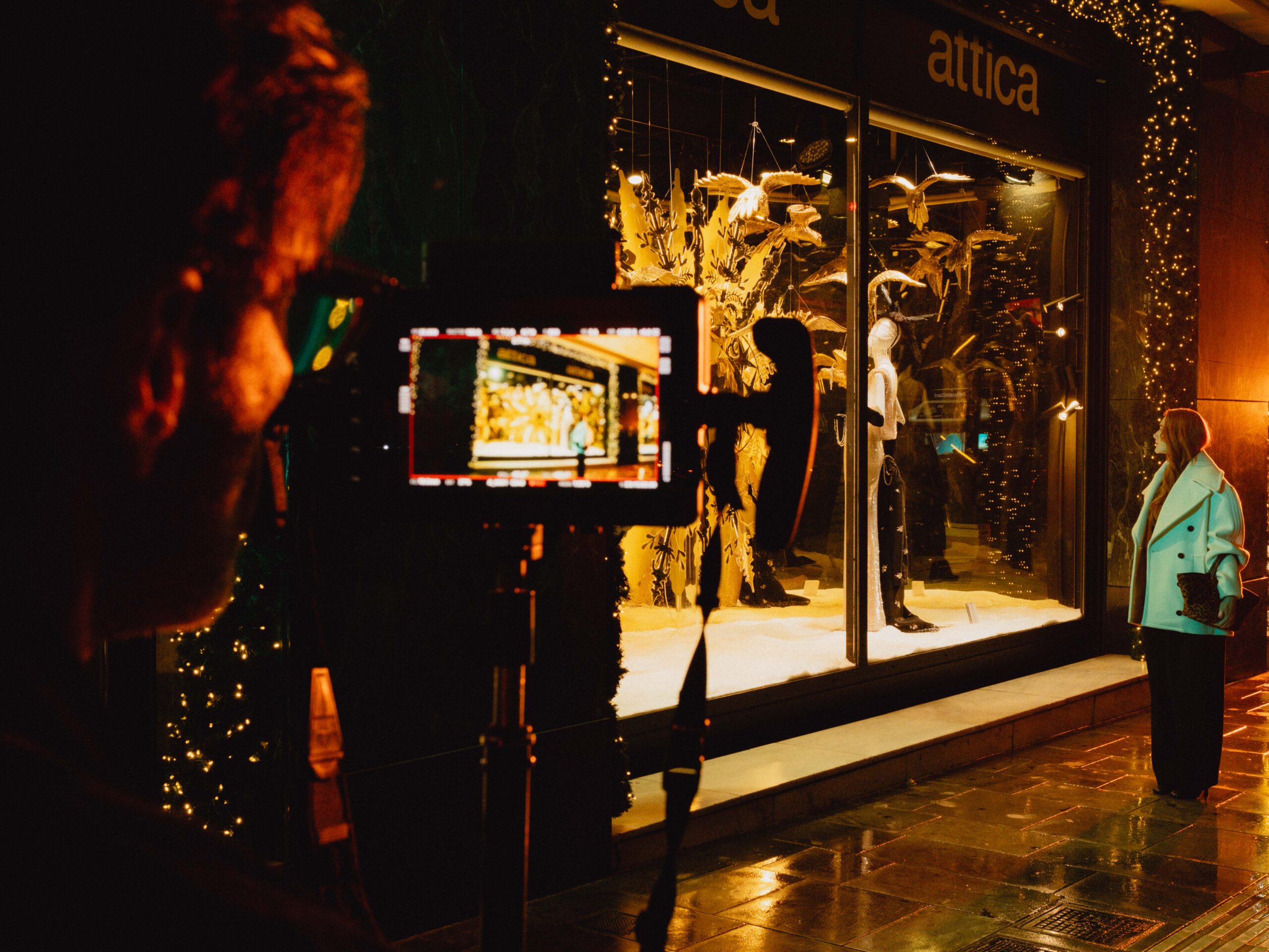 Ένα χιονισμένο παραμύθι ζωντανεύει στα πολυκαταστήματα attica-1