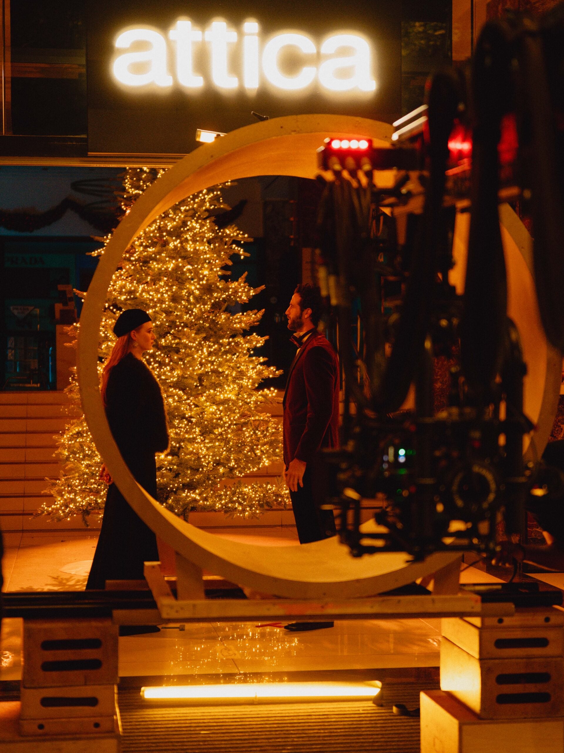 Ένα χιονισμένο παραμύθι ζωντανεύει στα πολυκαταστήματα attica-4