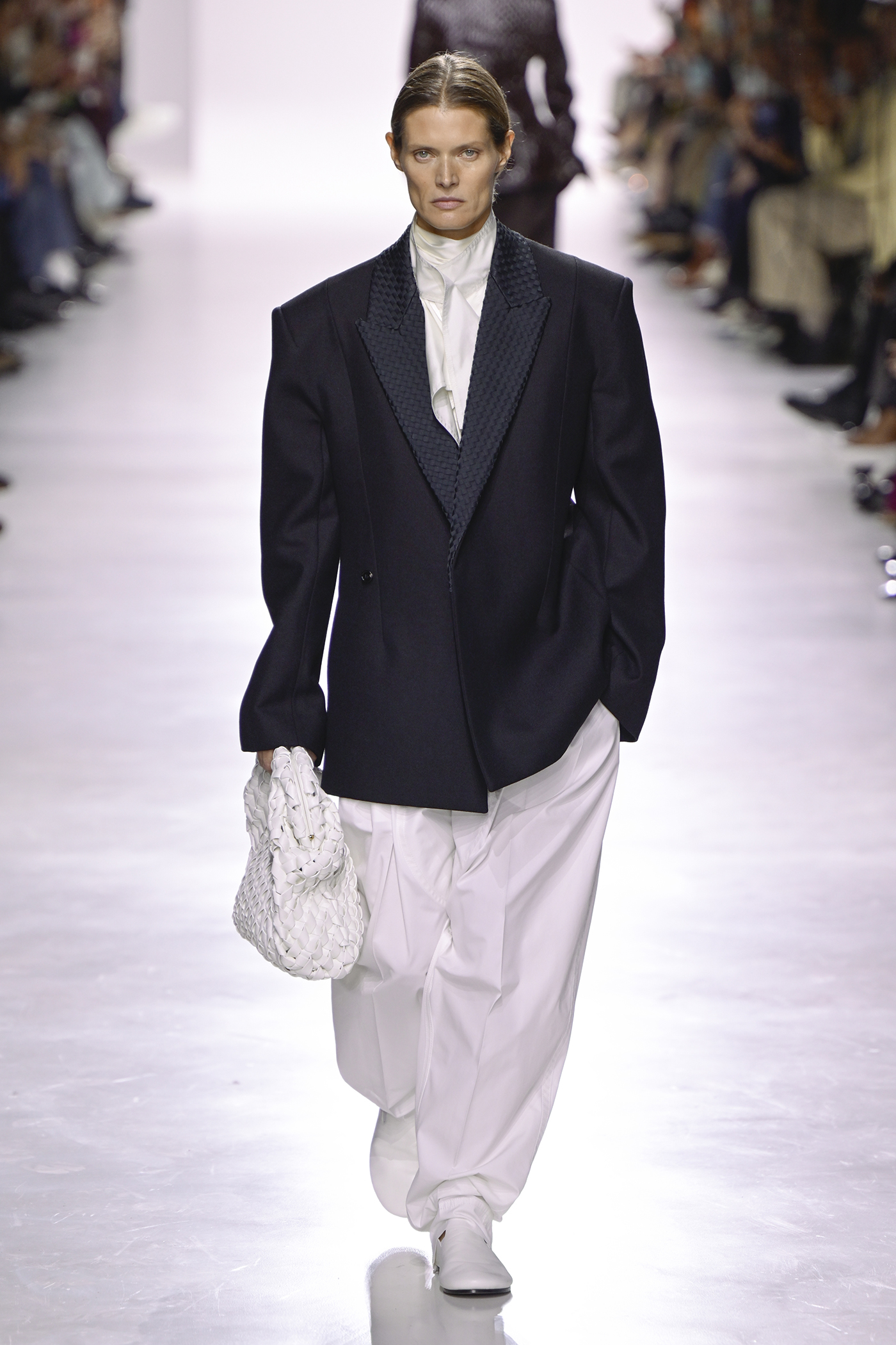 Παντελόνια: Από το σατέν στο δερμάτινο, αυτές είναι οι 6 δυνατές τάσεις του 2026-2