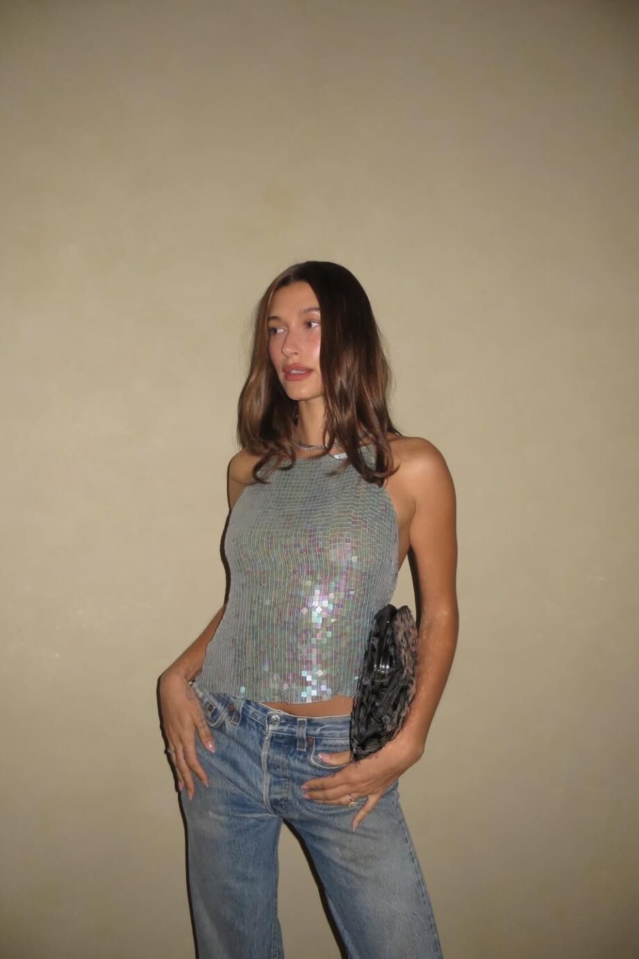 jeans-και-party-τοπ-ο-hot-συνδυασμός-για-τις-festive-εμφαν-384451