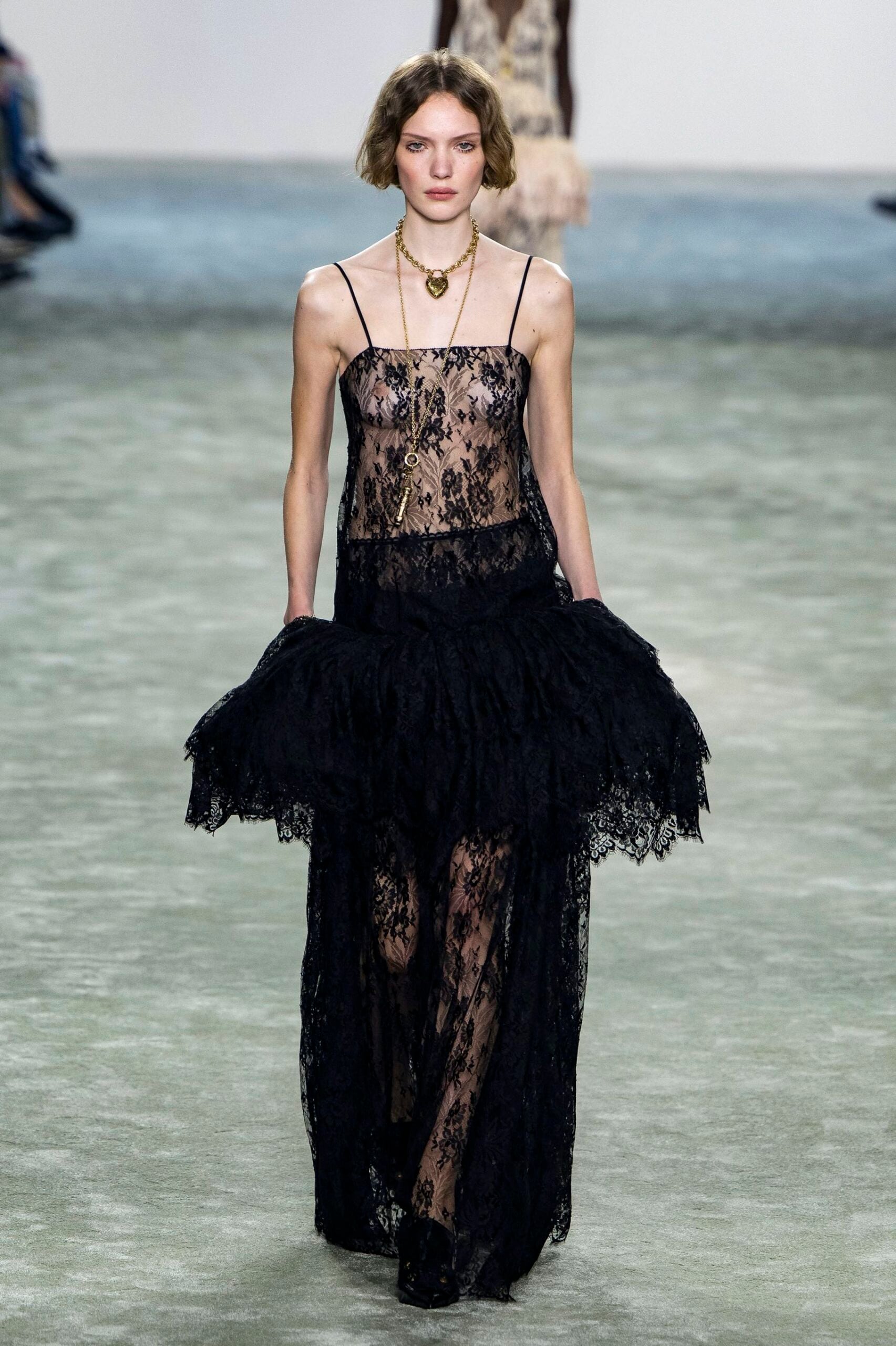 Αν πρέπει να διαλέξουμε ένα μόνο γιορτινό φόρεμα, είναι αυτό-1