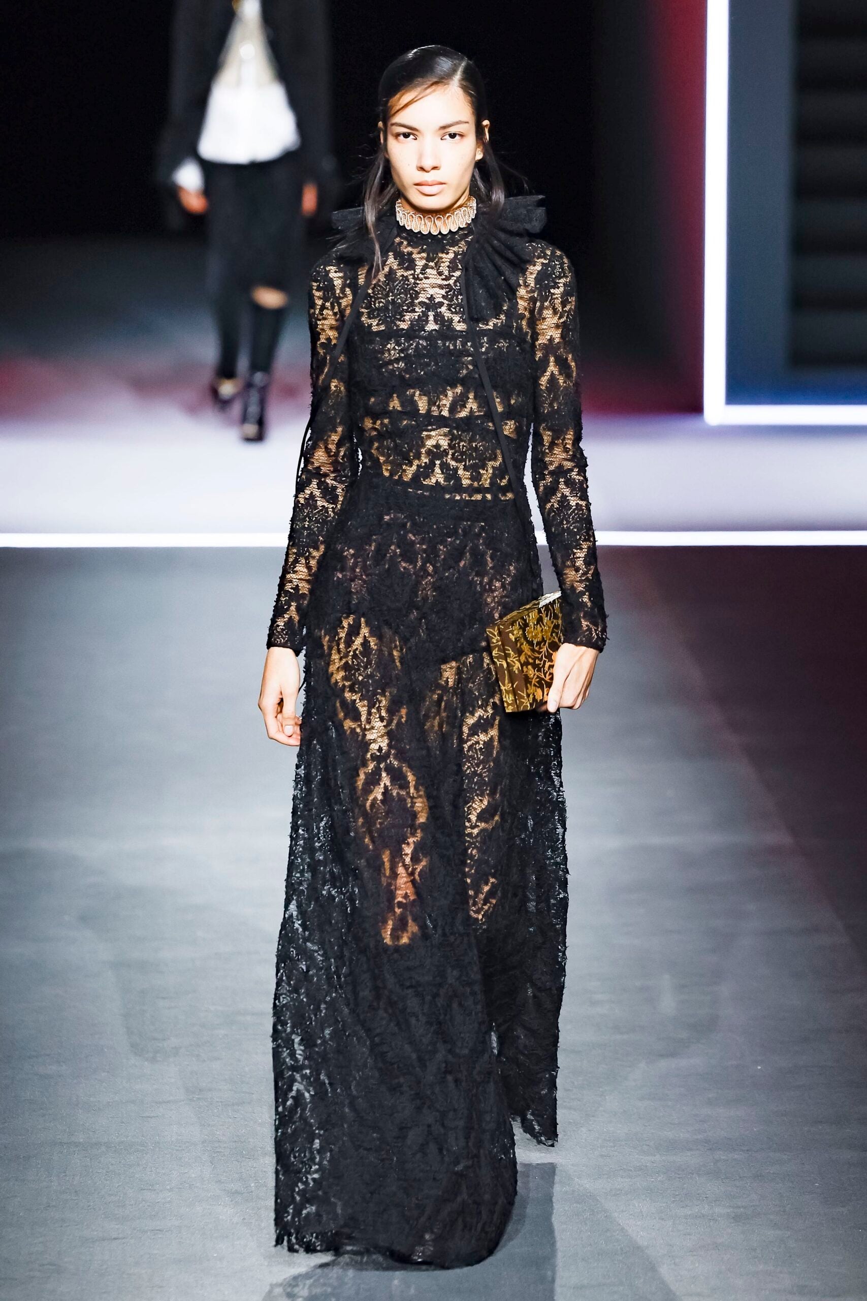 Αν πρέπει να διαλέξουμε ένα μόνο γιορτινό φόρεμα, είναι αυτό-2