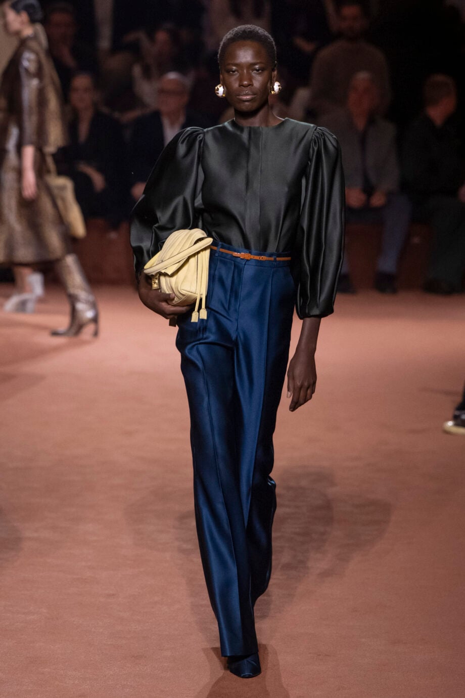 τοπ-και-παντελόνι-ο-συνδυασμός-που-θα-α-384132