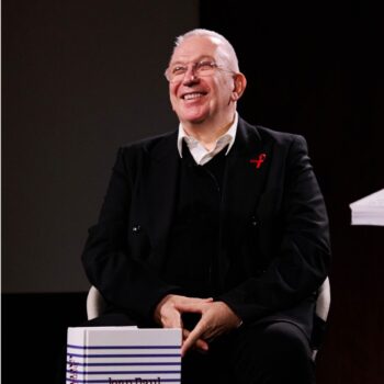 jean-paul-gaultier-catwalk-το-va-τιμά-την-πορεία-ενός-θρύλο-383880