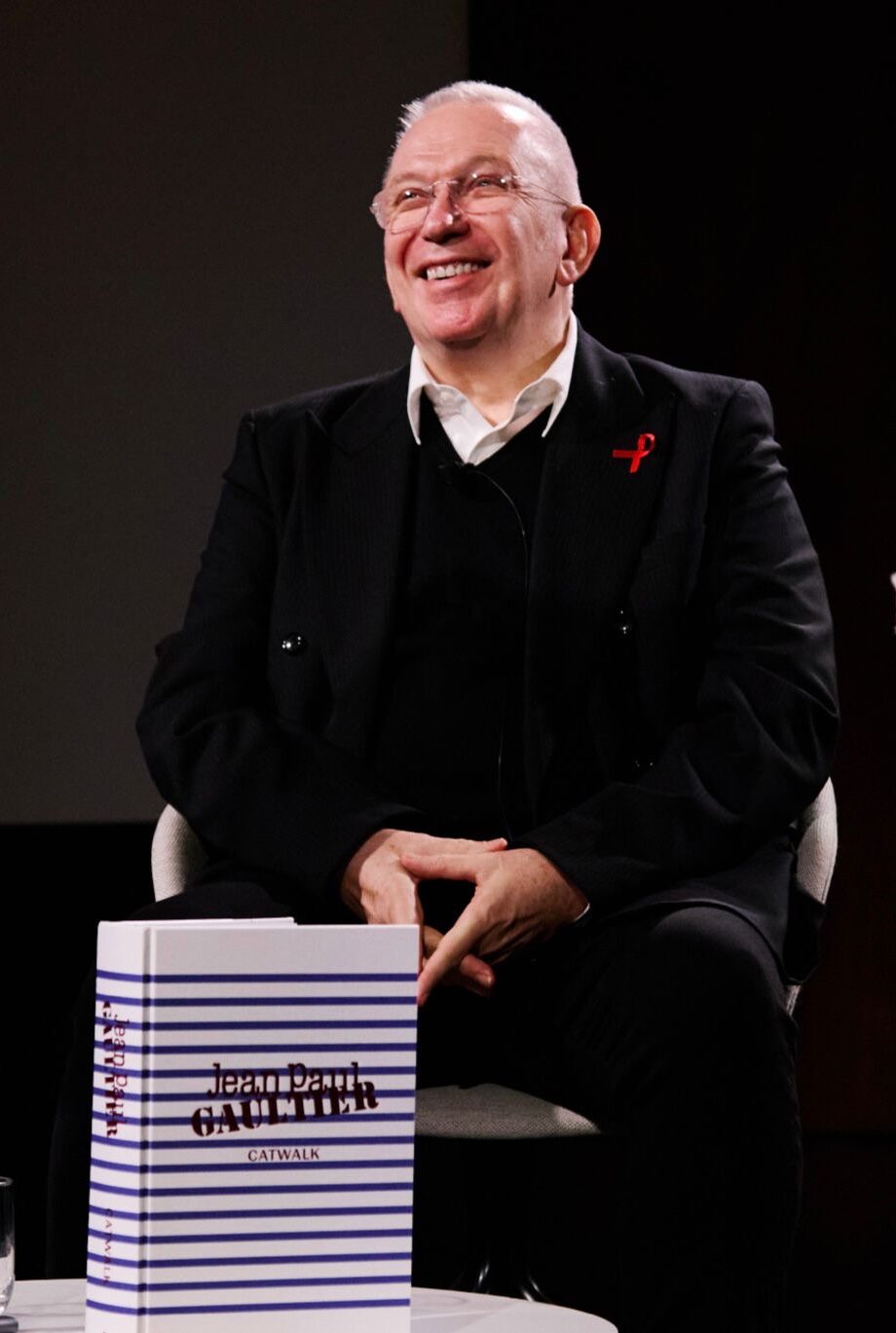 jean-paul-gaultier-catwalk-το-va-τιμά-την-πορεία-ενός-θρύλο-383880