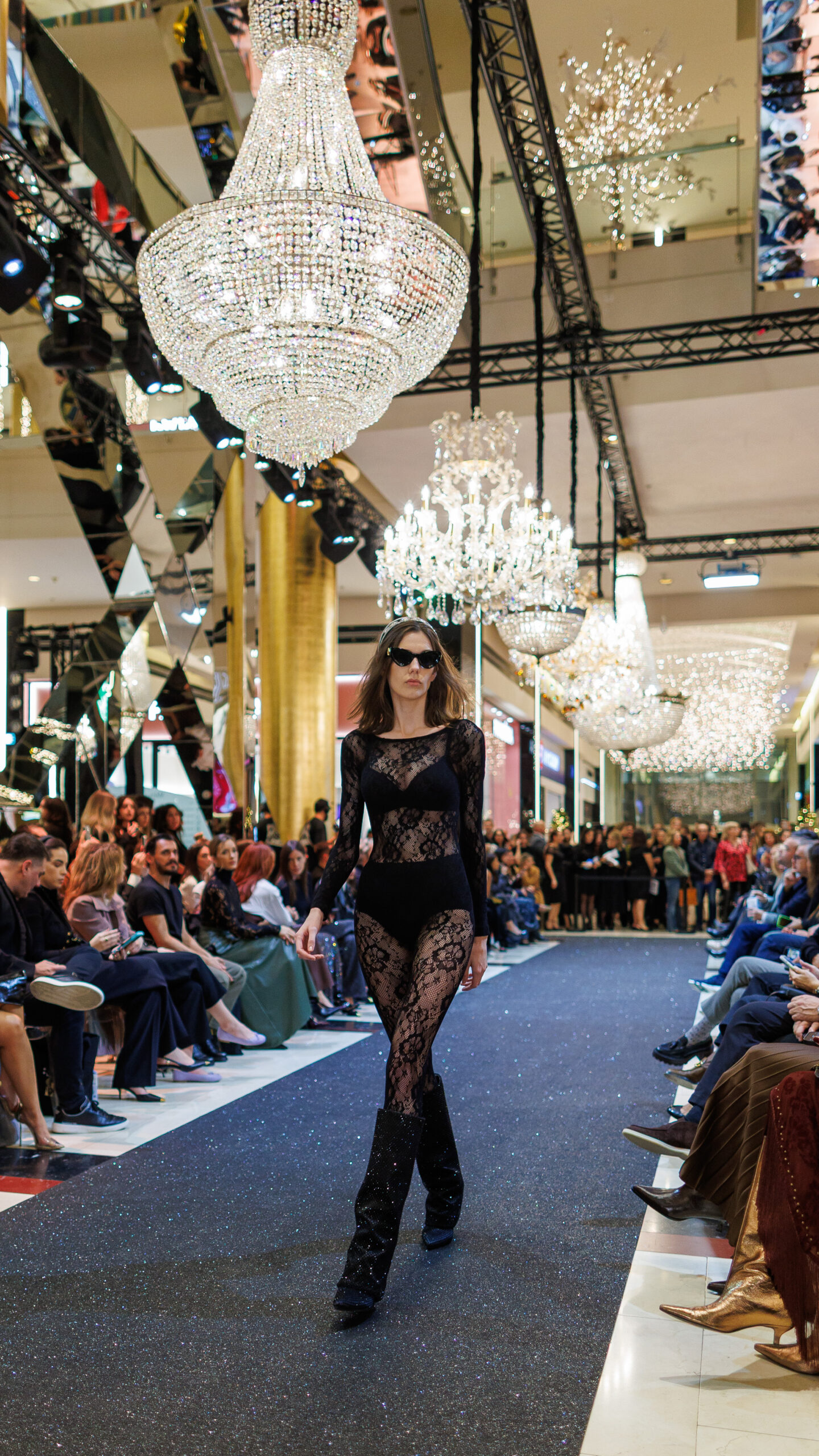 Τo Golden Hall μεταμορφώθηκε σε ένα άκρως εντυπωσιακό catwalk γεμάτο λάμψη, στυλ και πολυτέλεια-5