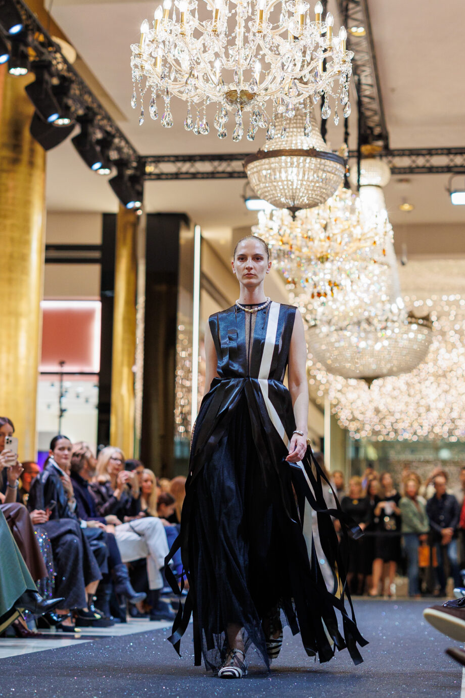 τo-golden-hall-μεταμορφώθηκε-σε-ένα-άκρως-εντυπω-382835