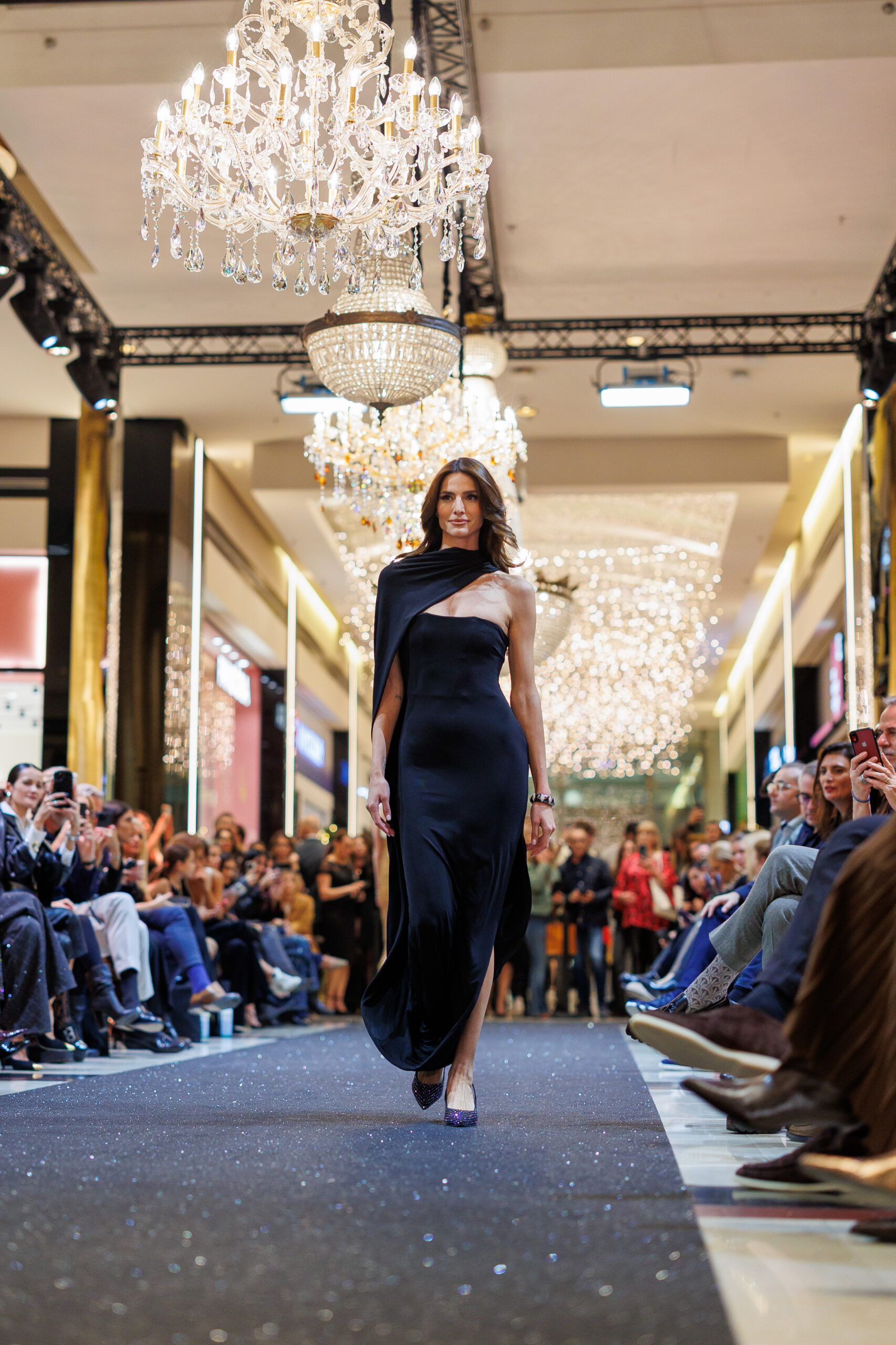 Τo Golden Hall μεταμορφώθηκε σε ένα άκρως εντυπωσιακό catwalk γεμάτο λάμψη, στυλ και πολυτέλεια-1