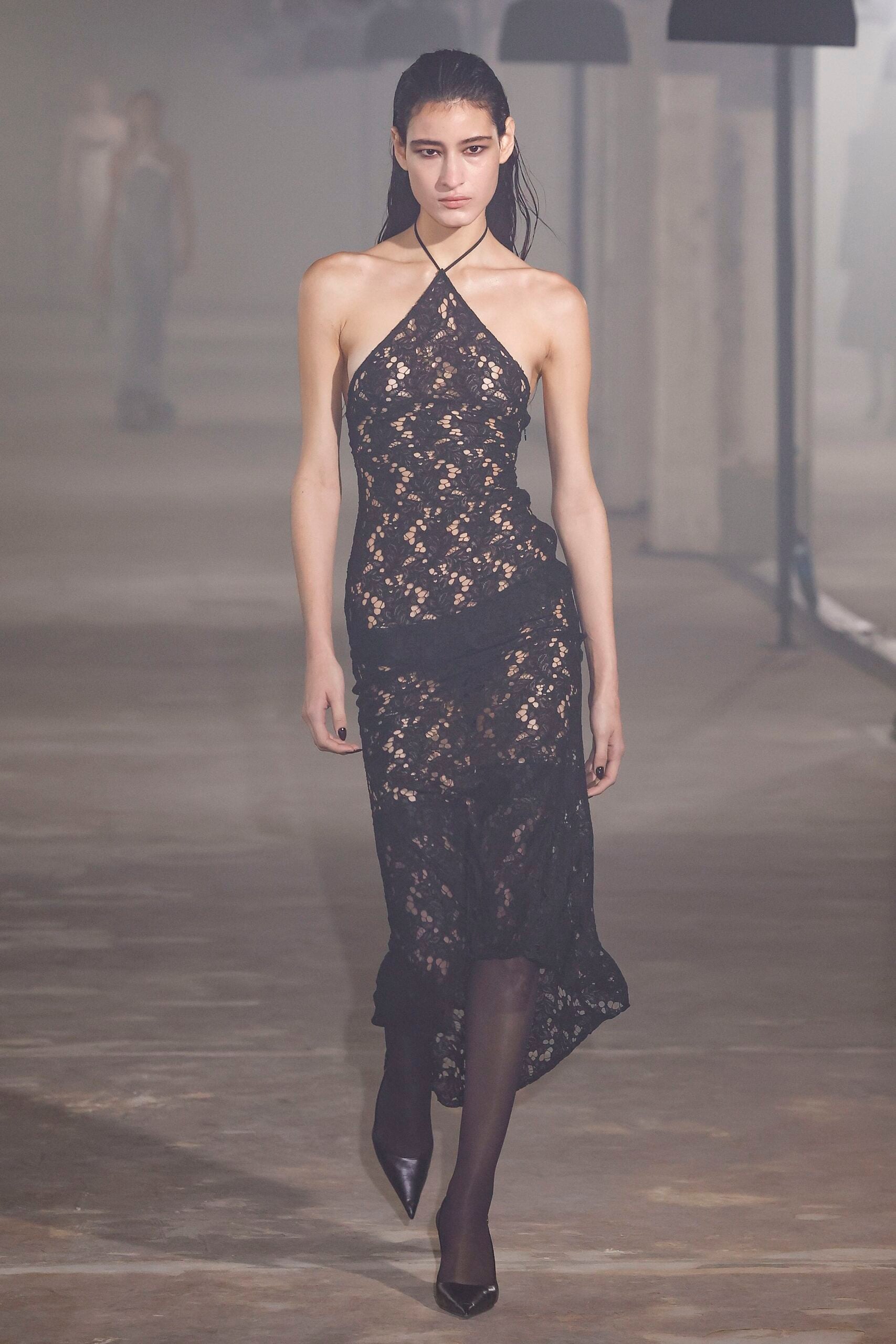 Αν πρέπει να διαλέξουμε ένα μόνο γιορτινό φόρεμα, είναι αυτό-3