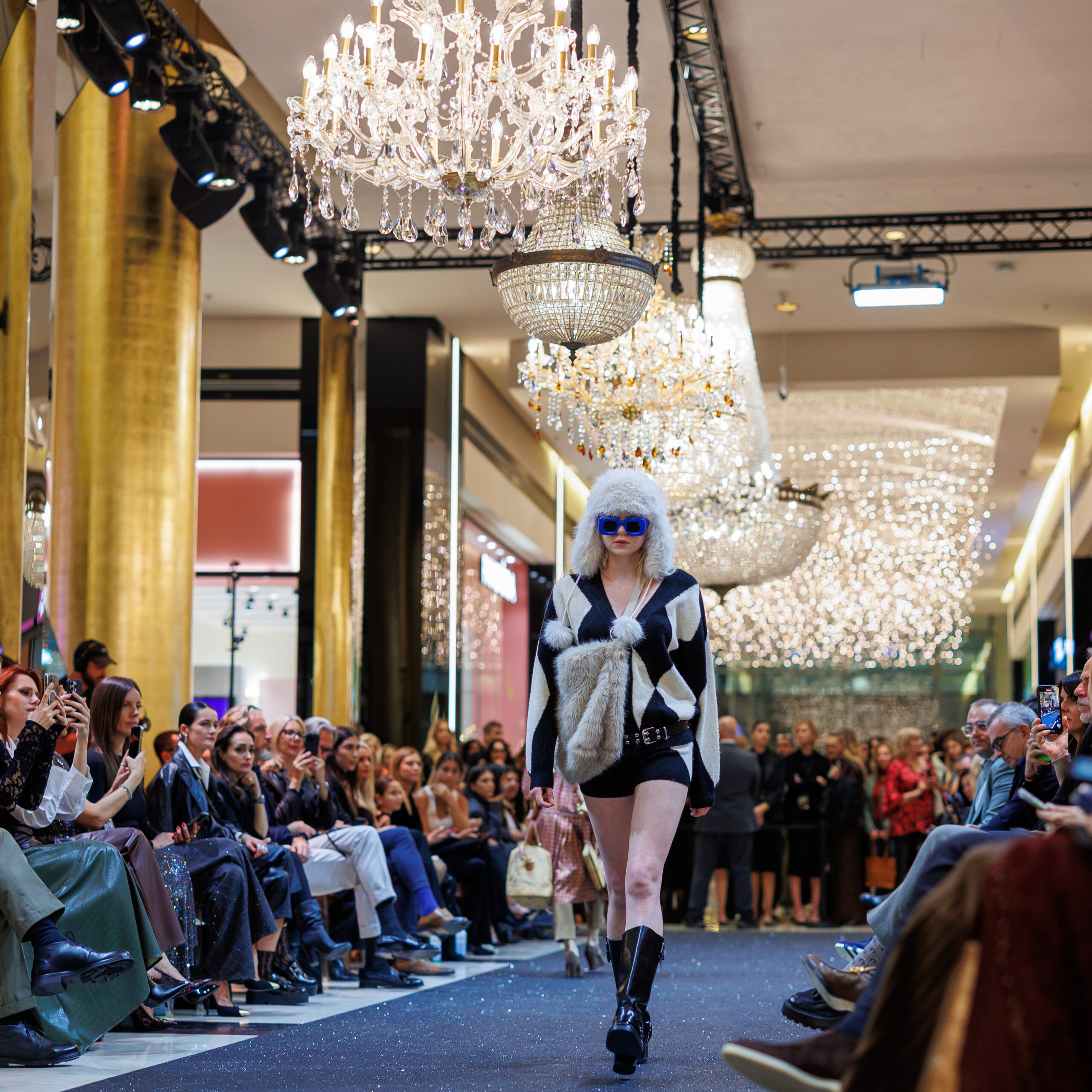 Τo Golden Hall μεταμορφώθηκε σε ένα άκρως εντυπωσιακό catwalk γεμάτο λάμψη, στυλ και πολυτέλεια-11