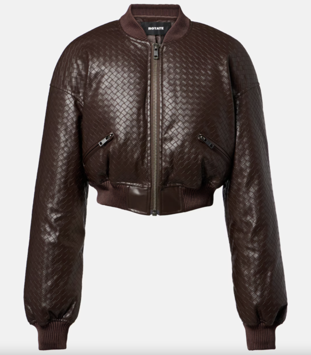 Leather jacket και τζιν παντελόνι: Ο parisian chic συνδυασμός του χειμώνα-2