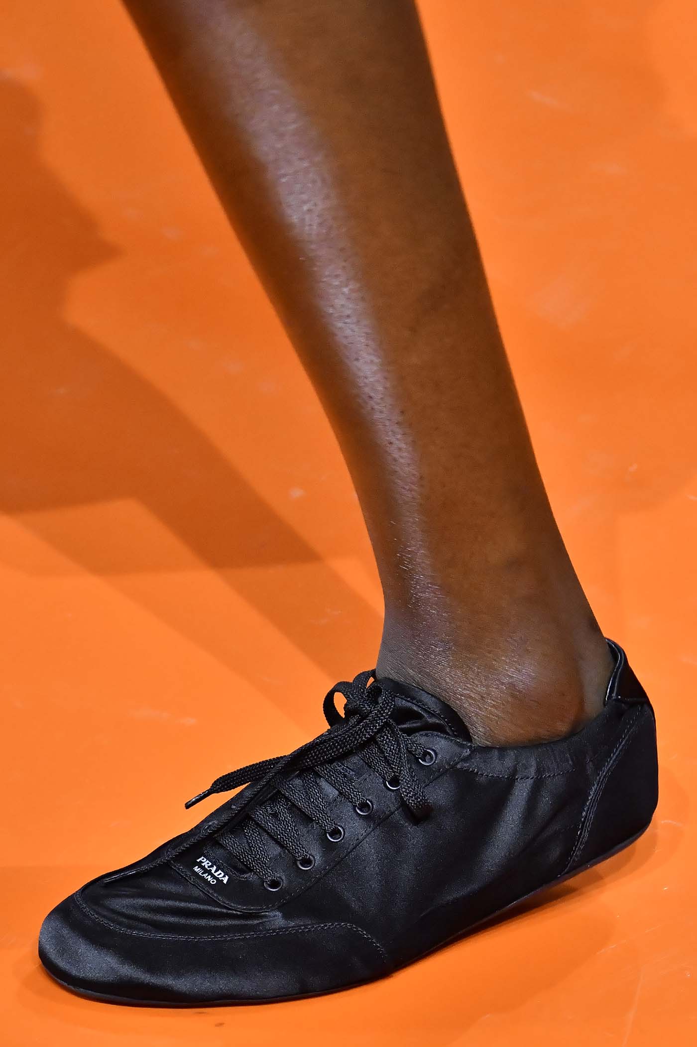 Σατέν sneakers: Θα υποκύψετε στη νέα τάση του 2026;-2