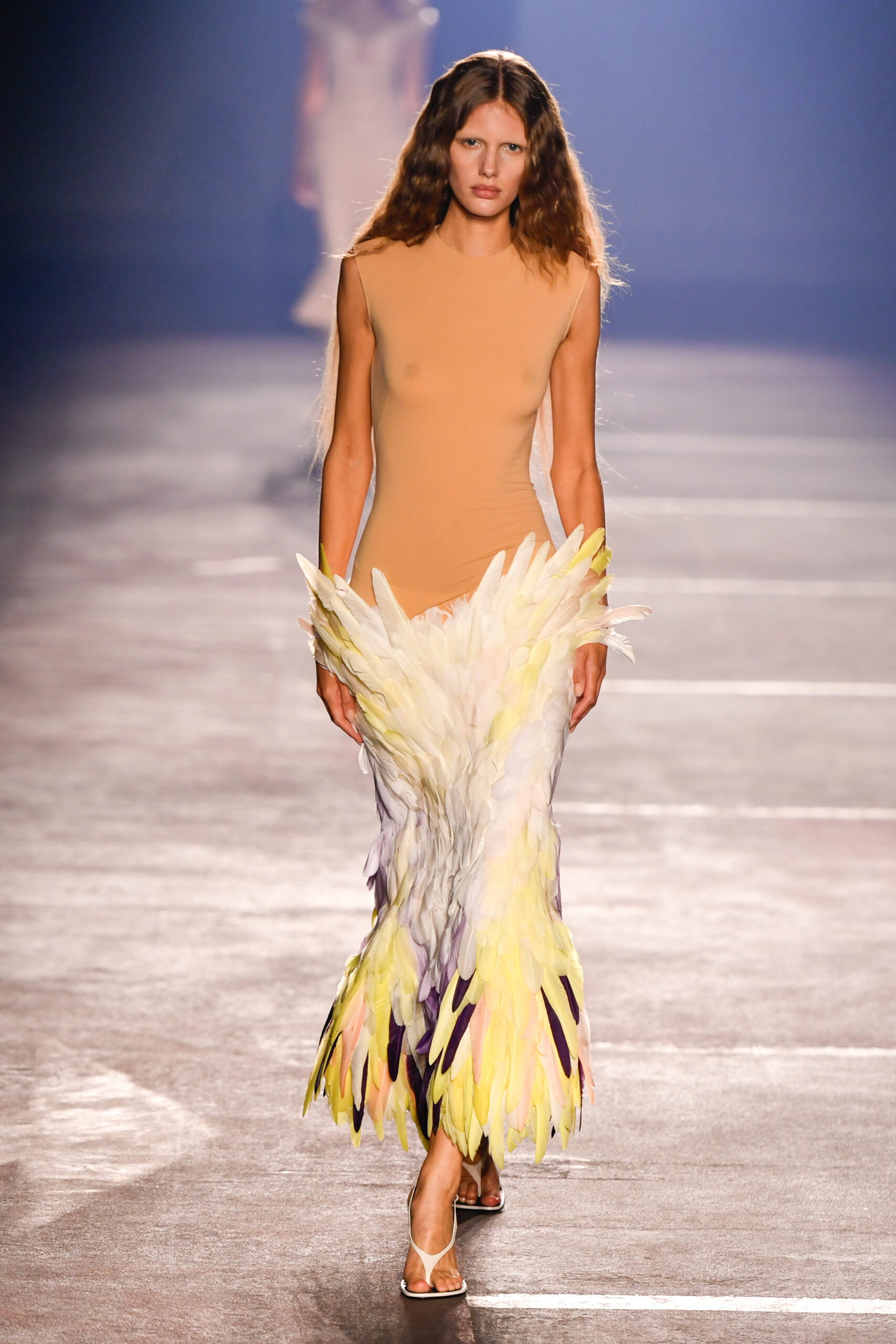 Φούστα με φτερά: Είναι το σταρ κομμάτι της άνοιξης 2026-1