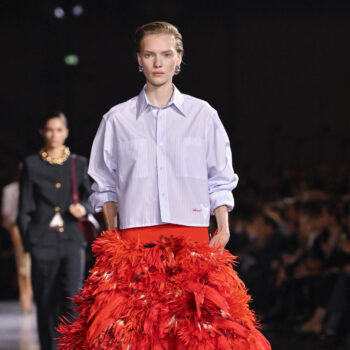 φούστα-με-φτερά-είναι-το-σταρ-κομμάτι-τ-388363