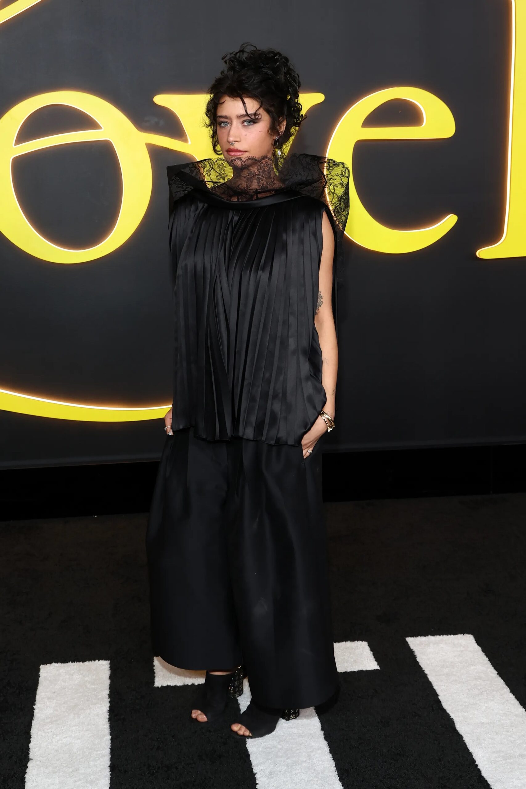 11 look που αποδεικνύουν πως η ηθοποιός Odessa A’zion είναι το νέο it girl-1