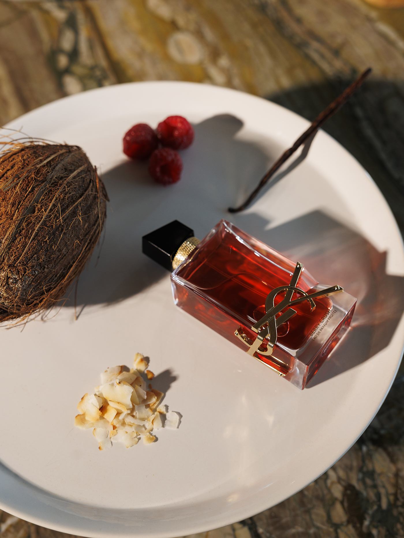 Vogue Greece x Yves Saint Laurent Beauty: Η Κλέλια Ανδριολάτου ετοιμάζει την πιο λαχταριστή pavlova με βατόμουρα-3