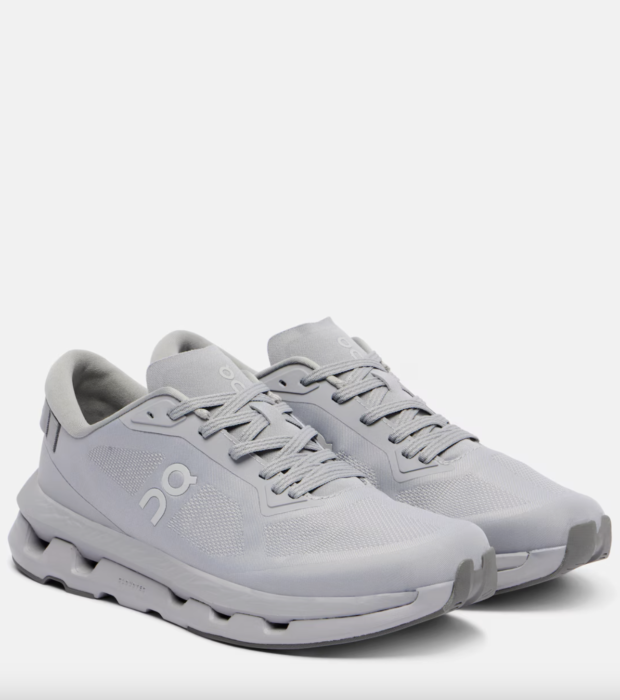 Γκρι sneakers: Τα παπούτσια των everyday looks-2