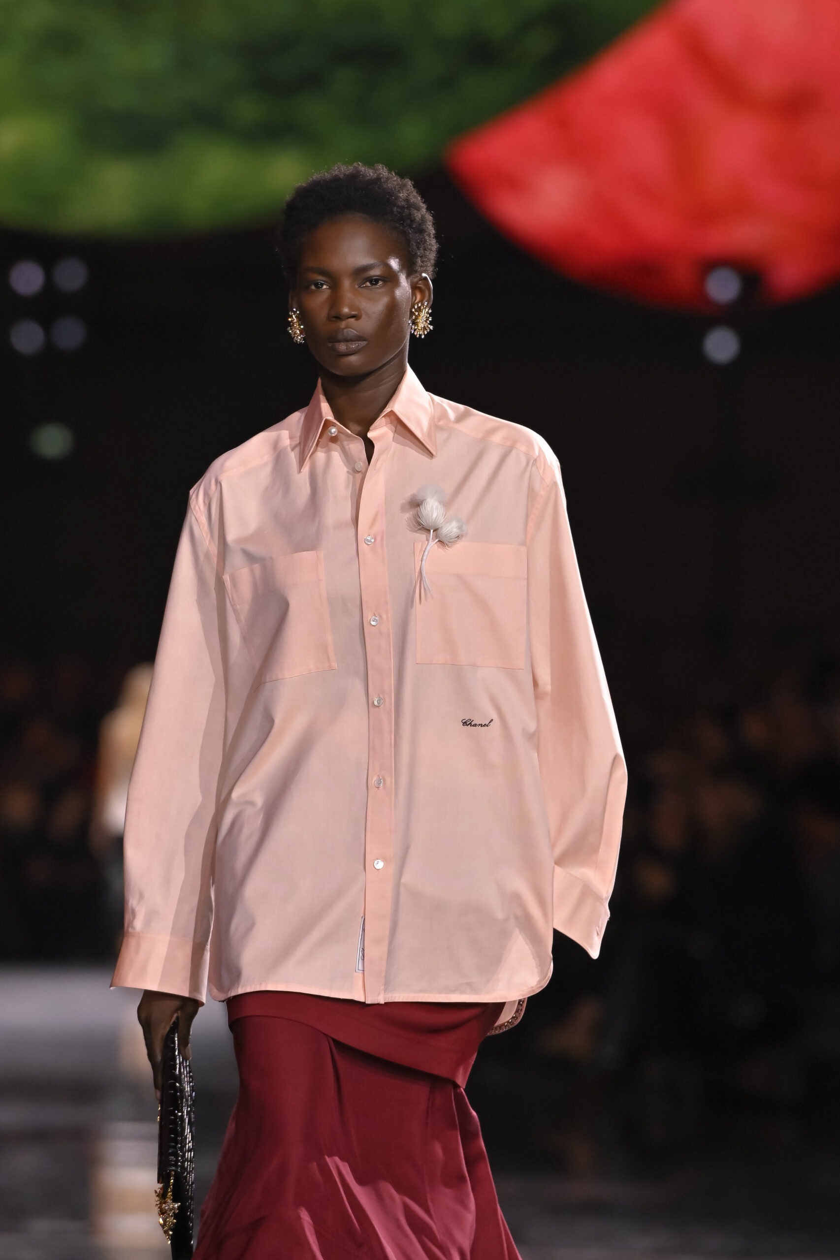 Τα πουκάμισα από την πρώτη επίδειξη Chanel του Matthieu Blazy είναι η νέα fashion εμμονή-1