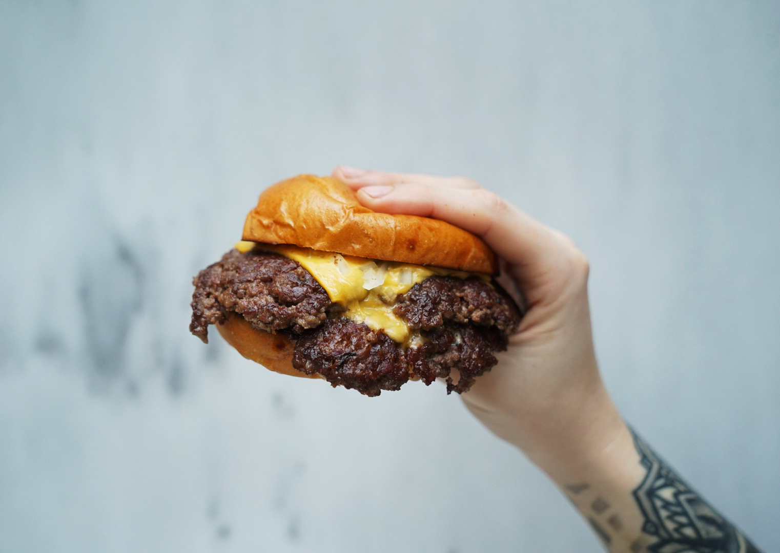 Vogue Picks: 5 στάσεις στην Αθήνα για τα πιο νόστιμα smash burgers-5