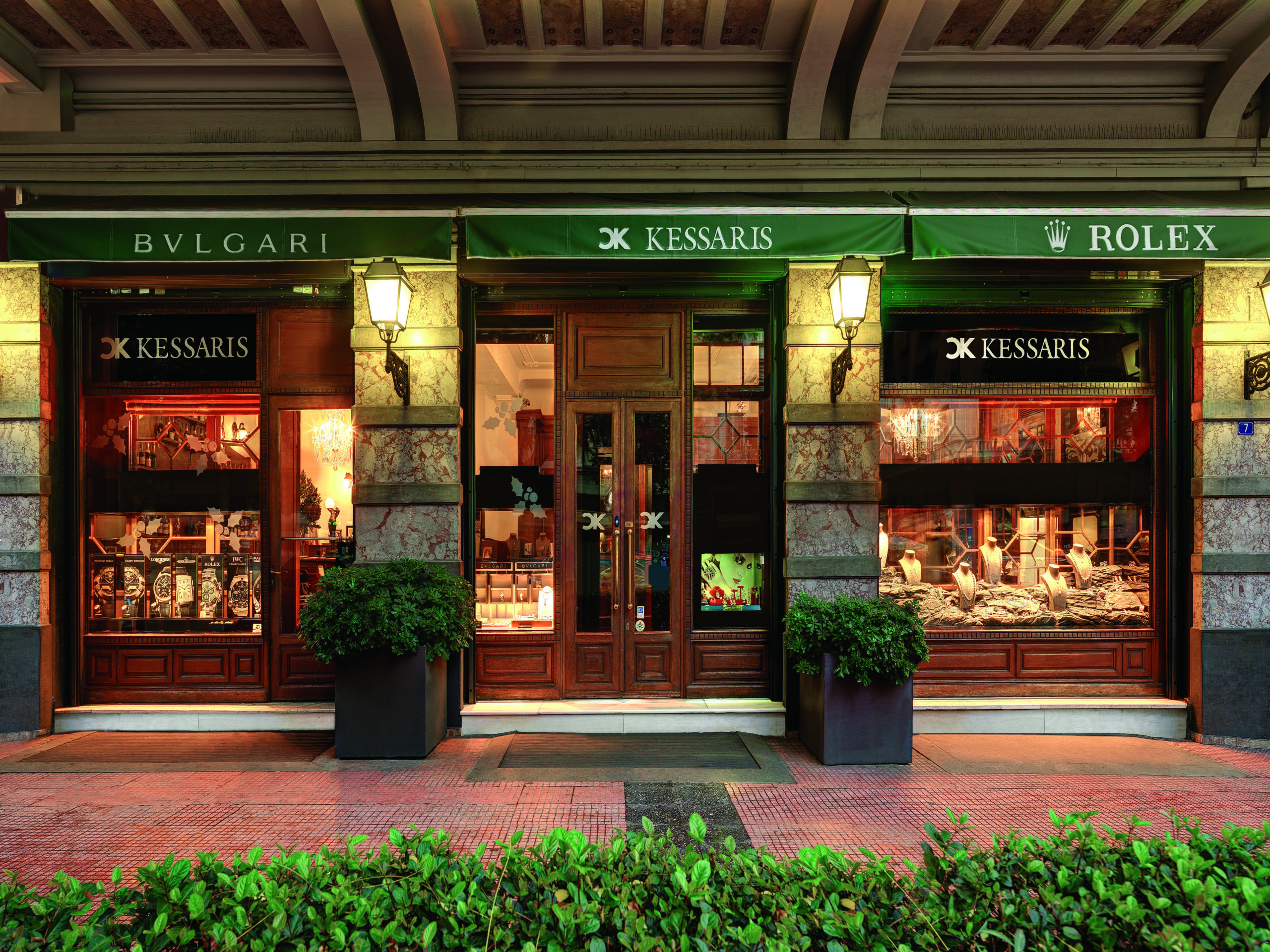 “Ένα Ρουμπίνι στο Μέρος της Καρδιάς”: Τα 60 χρόνια του Κώστα Καίσαρη στο κόσμημα σε μια πολυτελή έκδοση-2