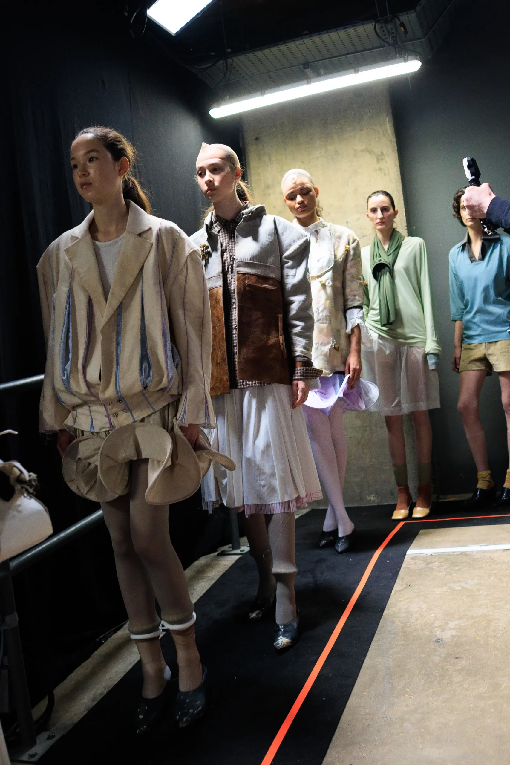 Οι καλύτερες backstage στιγμές από την Εβδομάδας Μόδας του Λονδίνου για το Φθινόπωρο 2026-44