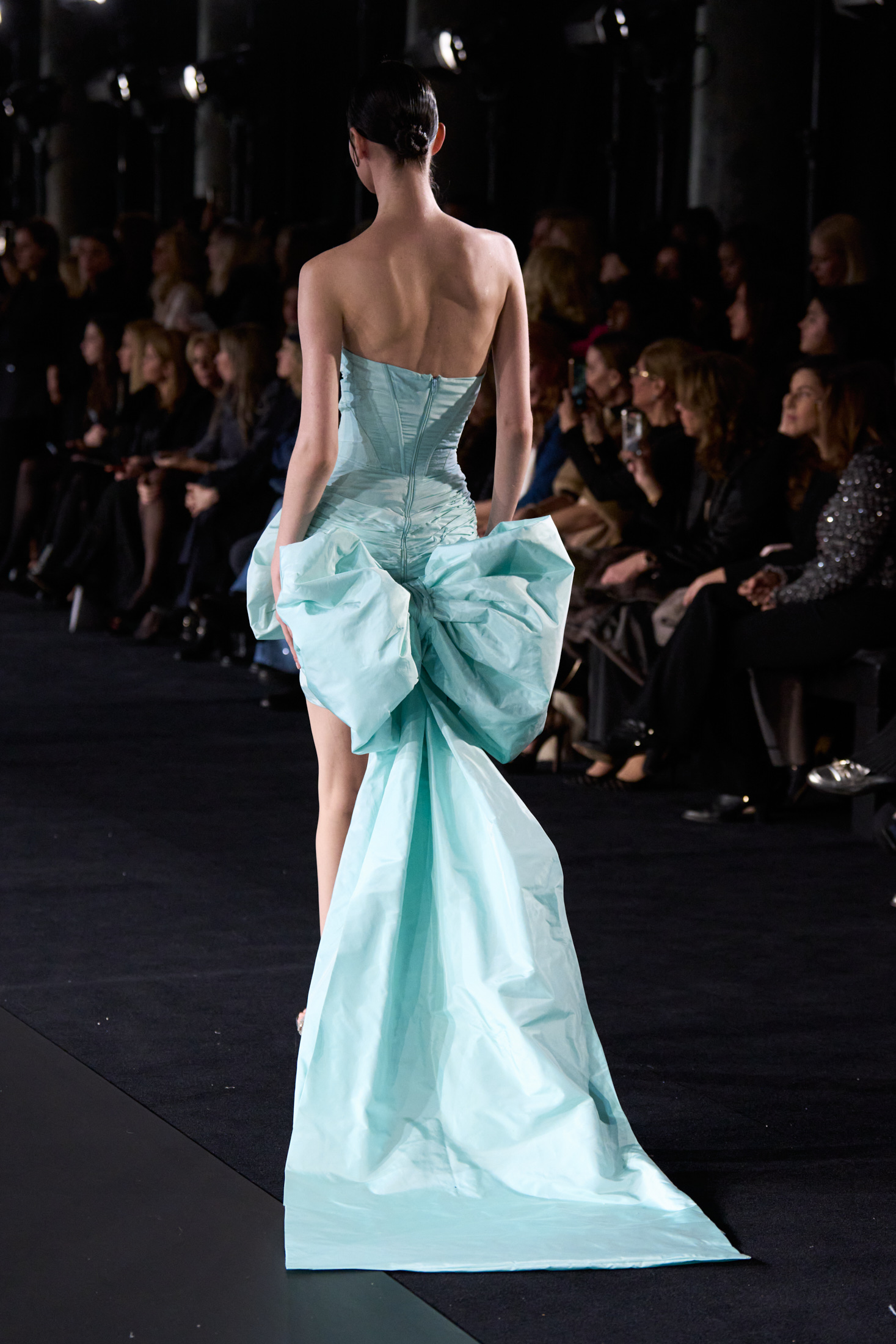 Η Celia Kritharioti στο κλαμπ της haute couture-3