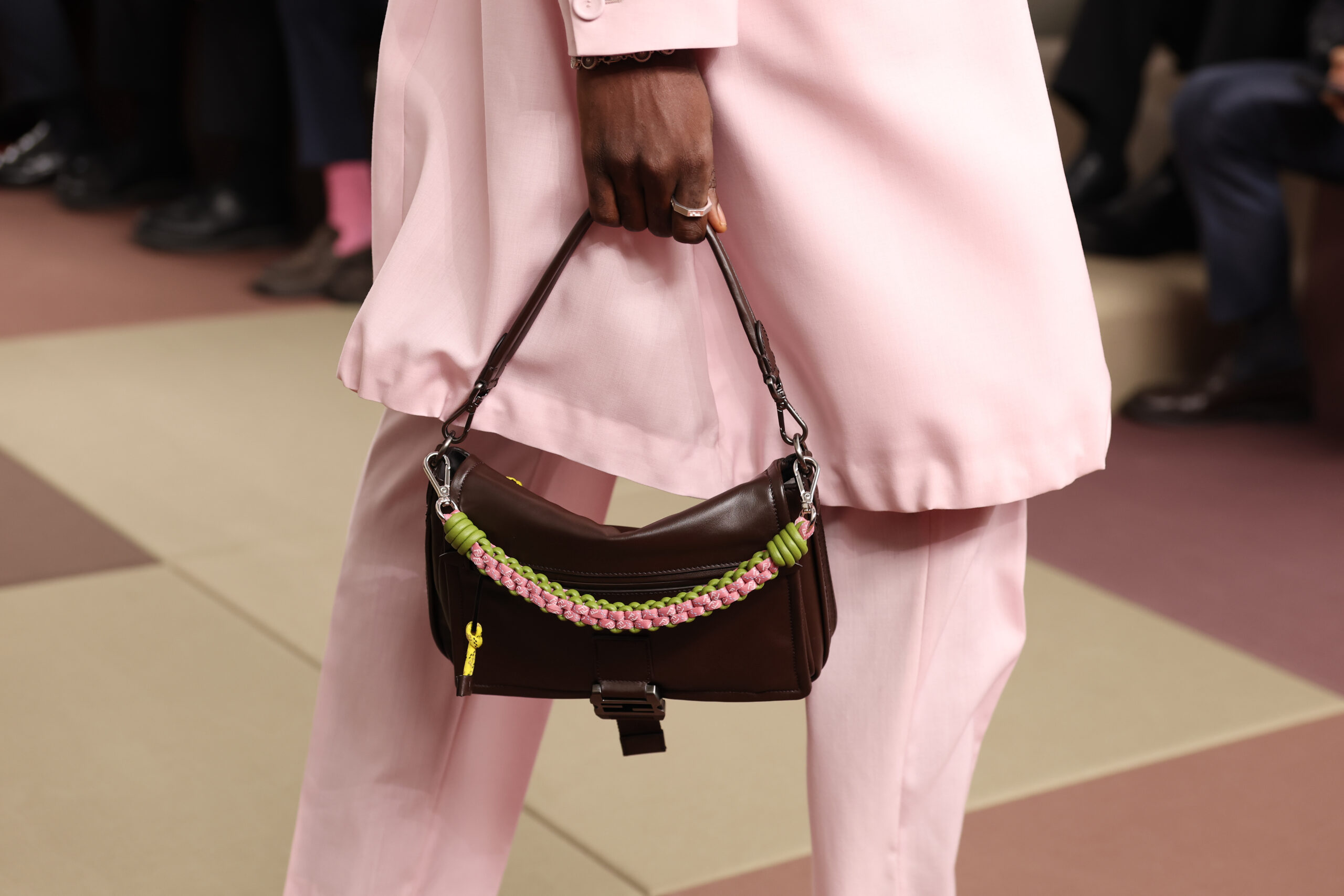 Τα sneakers της άνοιξης είναι ροζ και καφέ-1