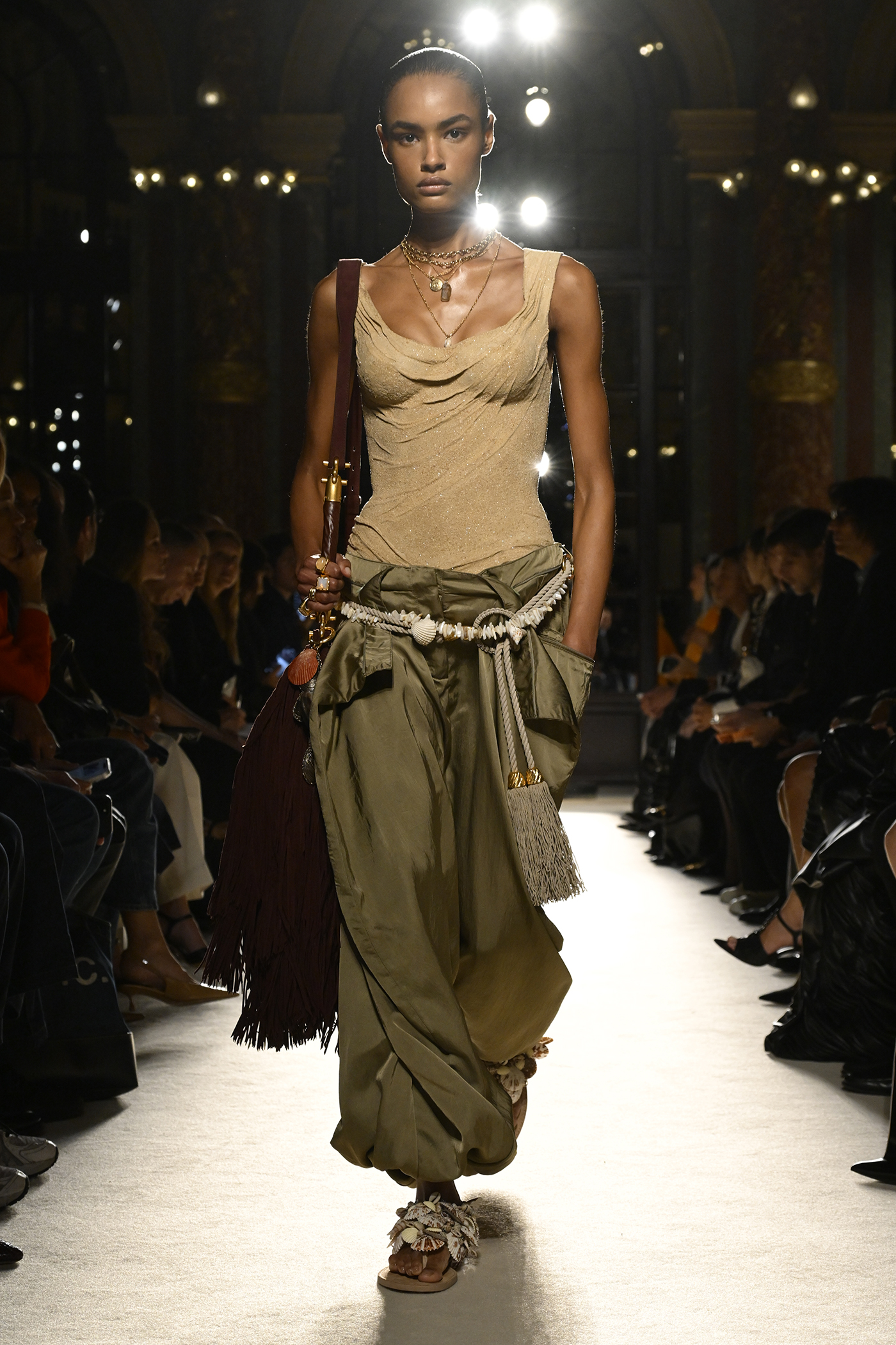 Το utility dressing είναι η νέα εκδοχή της πολυτέλειας για την άνοιξη 2026-2