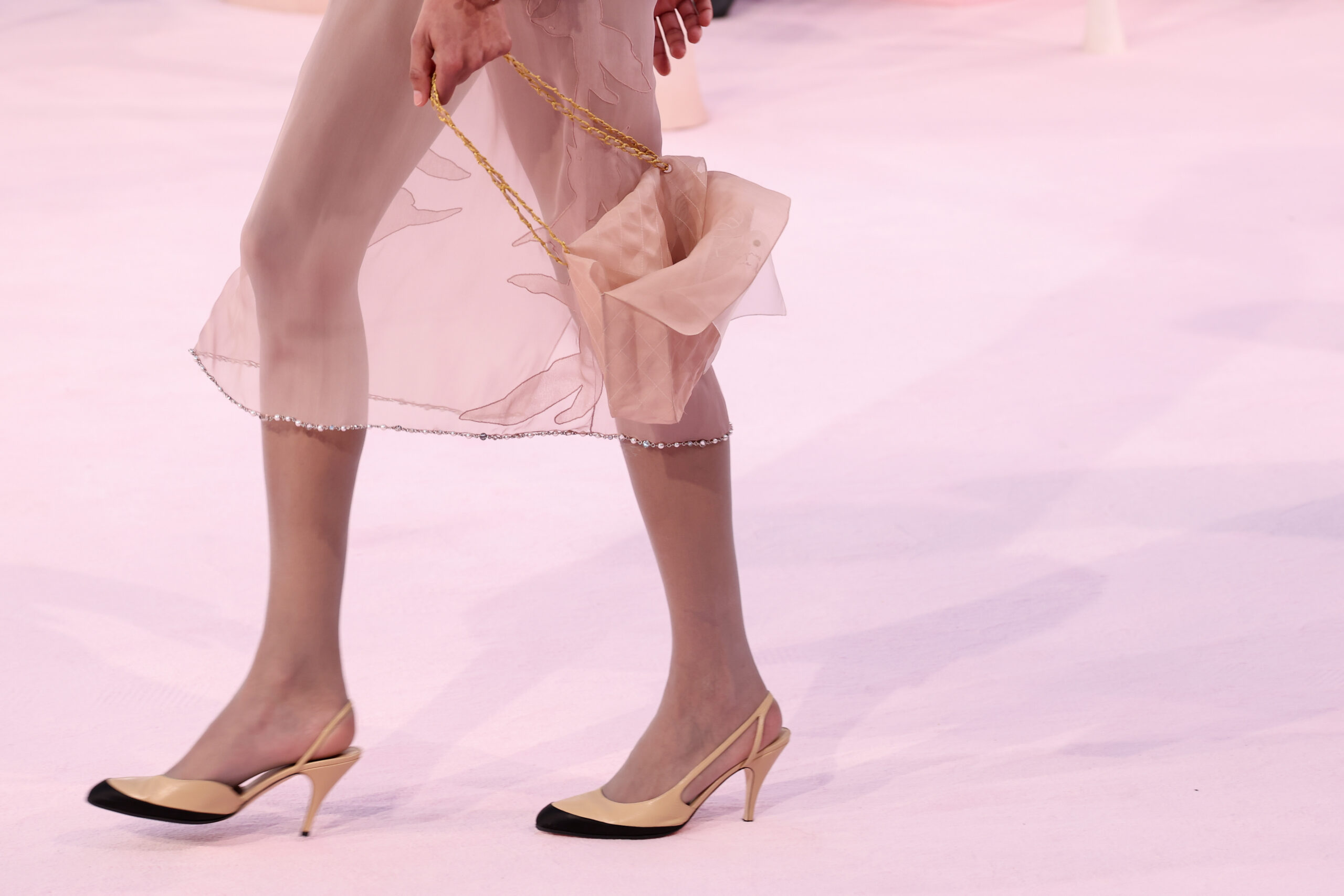 Τα μπεζ παπούτσια είναι τα star shoes του 2026-2