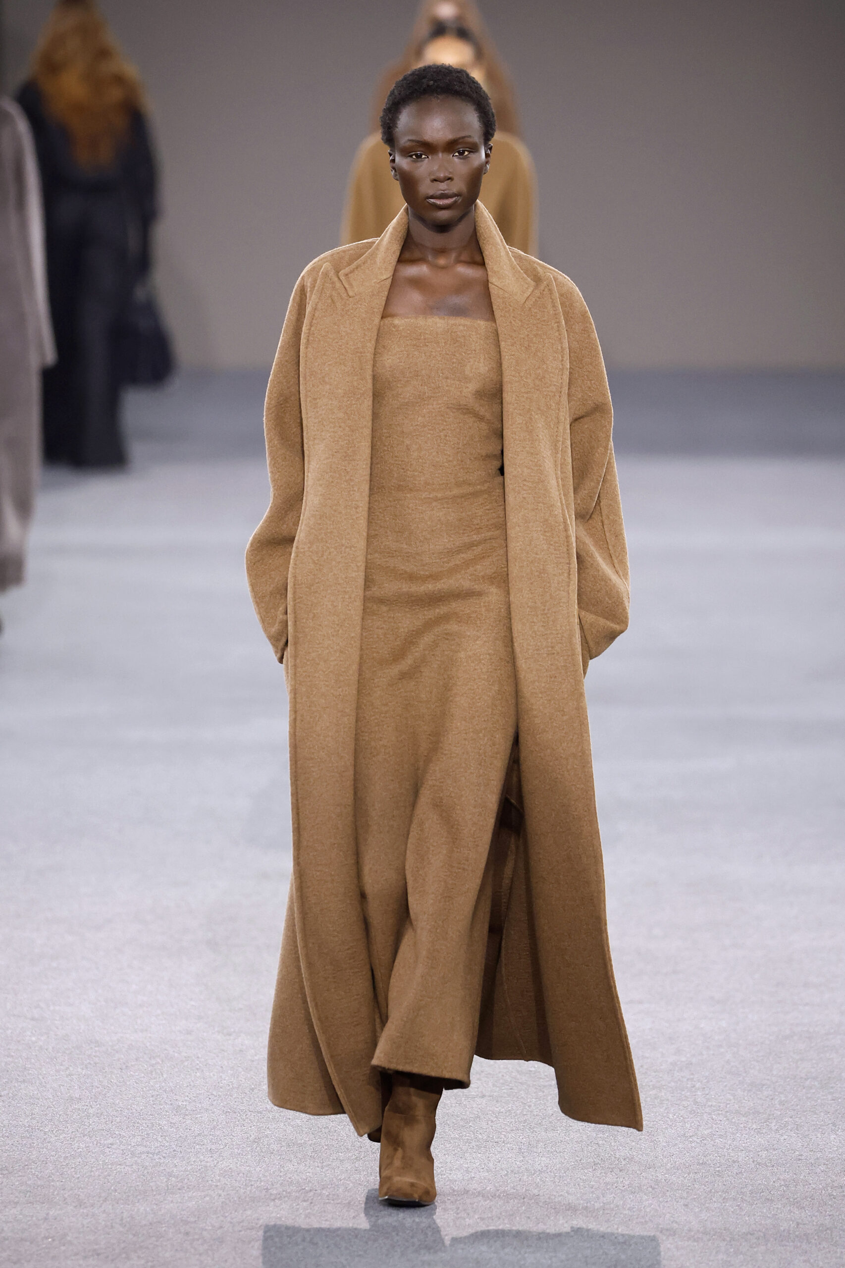 Στην επίδειξη μόδας της Max Mara, το minimal παλτό είναι το πασπαρτού, για αβίαστα κομψές εμφανίσεις με casual κομψότητα-1