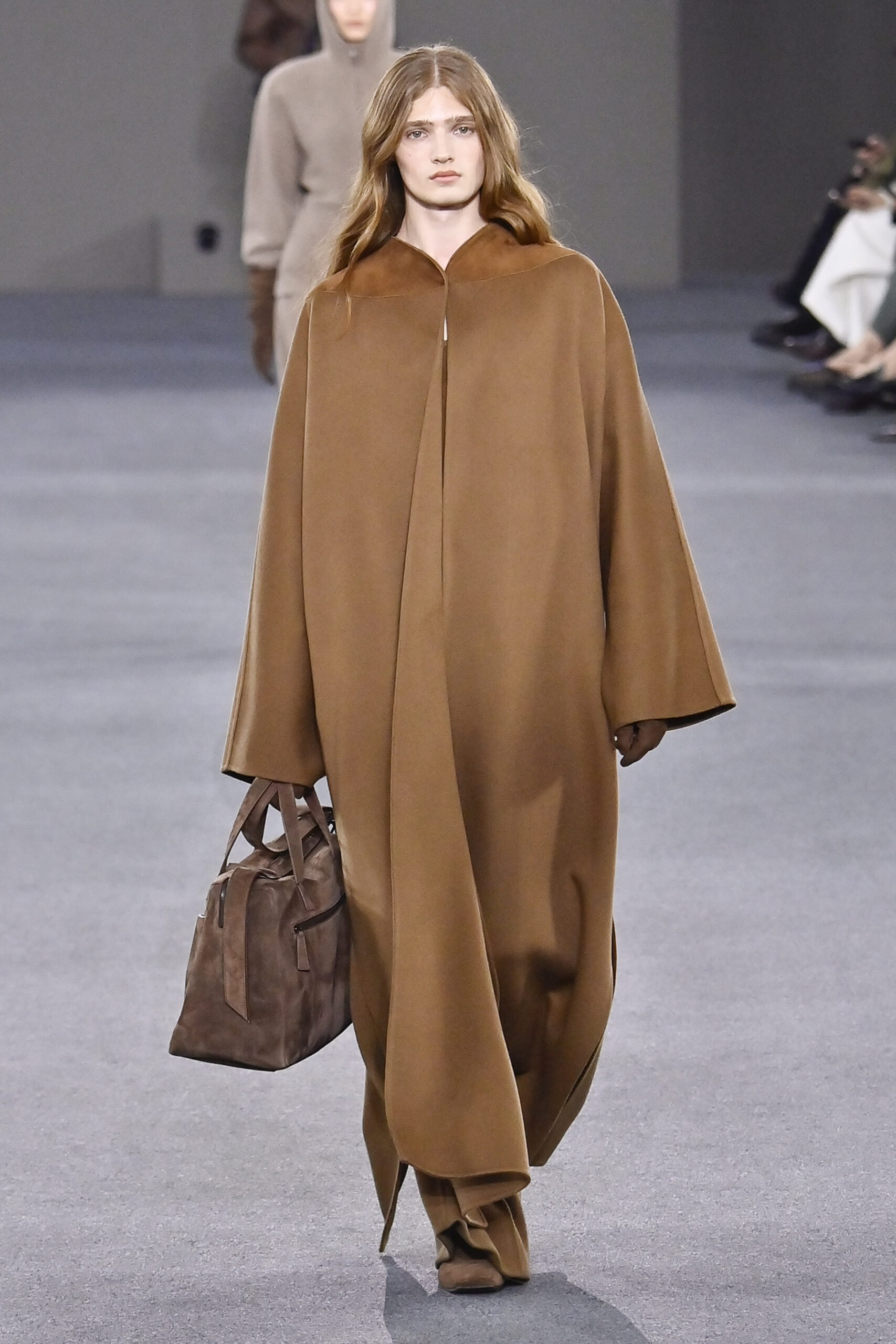 Στην επίδειξη μόδας της Max Mara, το minimal παλτό είναι το πασπαρτού, για αβίαστα κομψές εμφανίσεις με casual κομψότητα-3
