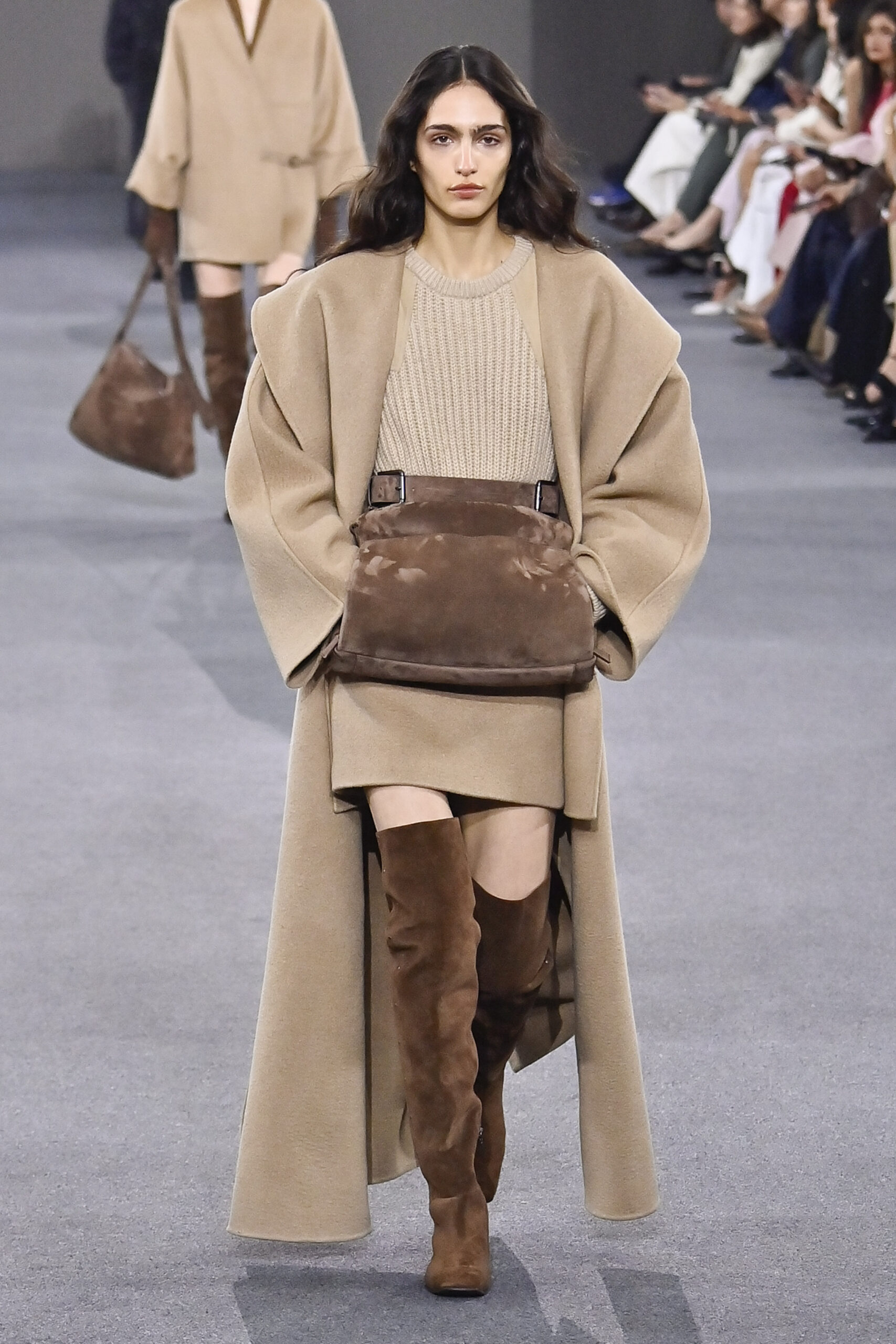 Στην επίδειξη μόδας της Max Mara, το minimal παλτό είναι το πασπαρτού, για αβίαστα κομψές εμφανίσεις με casual κομψότητα-4