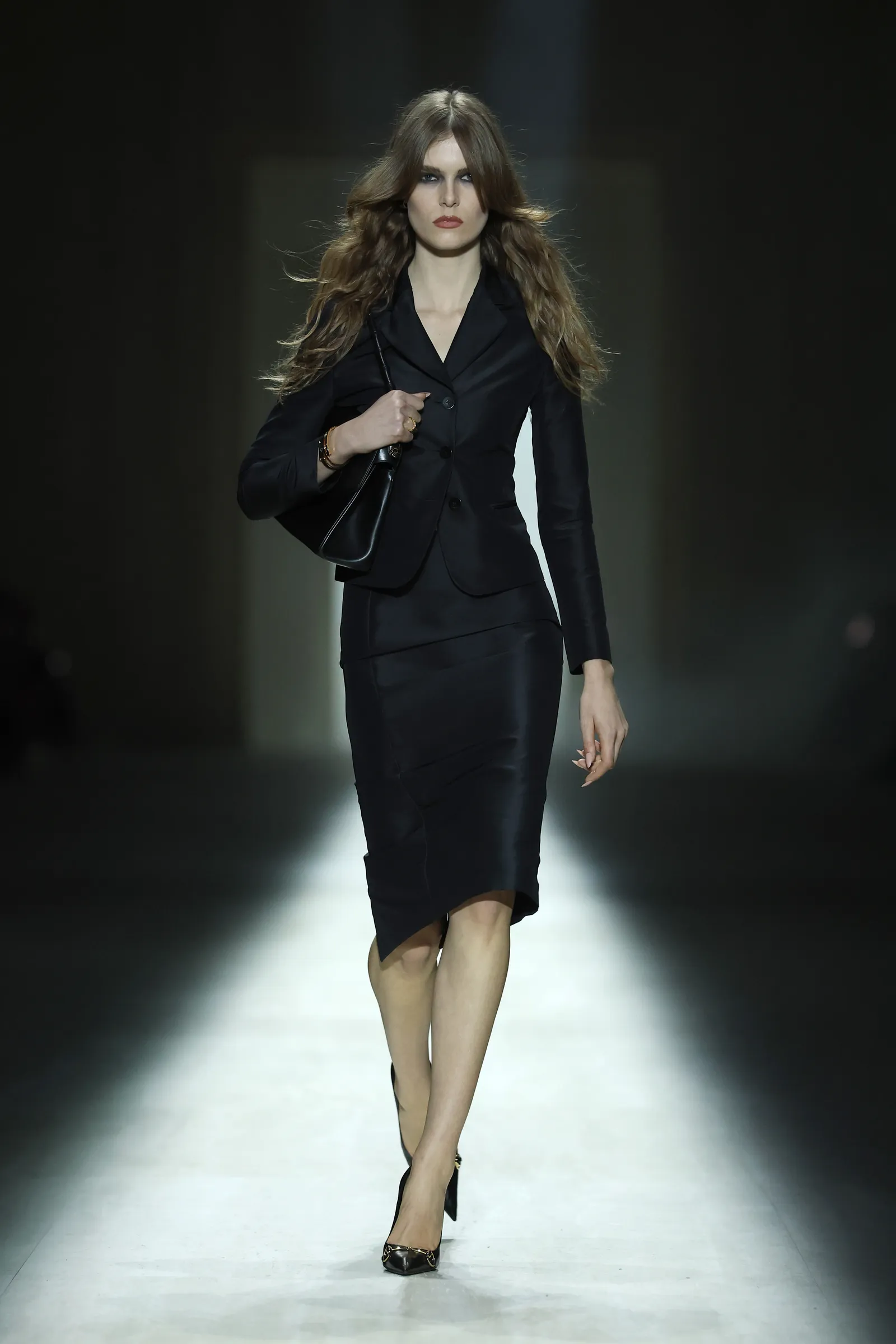 Gucci Φθινόπωρο/Χειμώνας 2026-27: Από τα 90s κοστούμια στο G-string φόρεμα-1