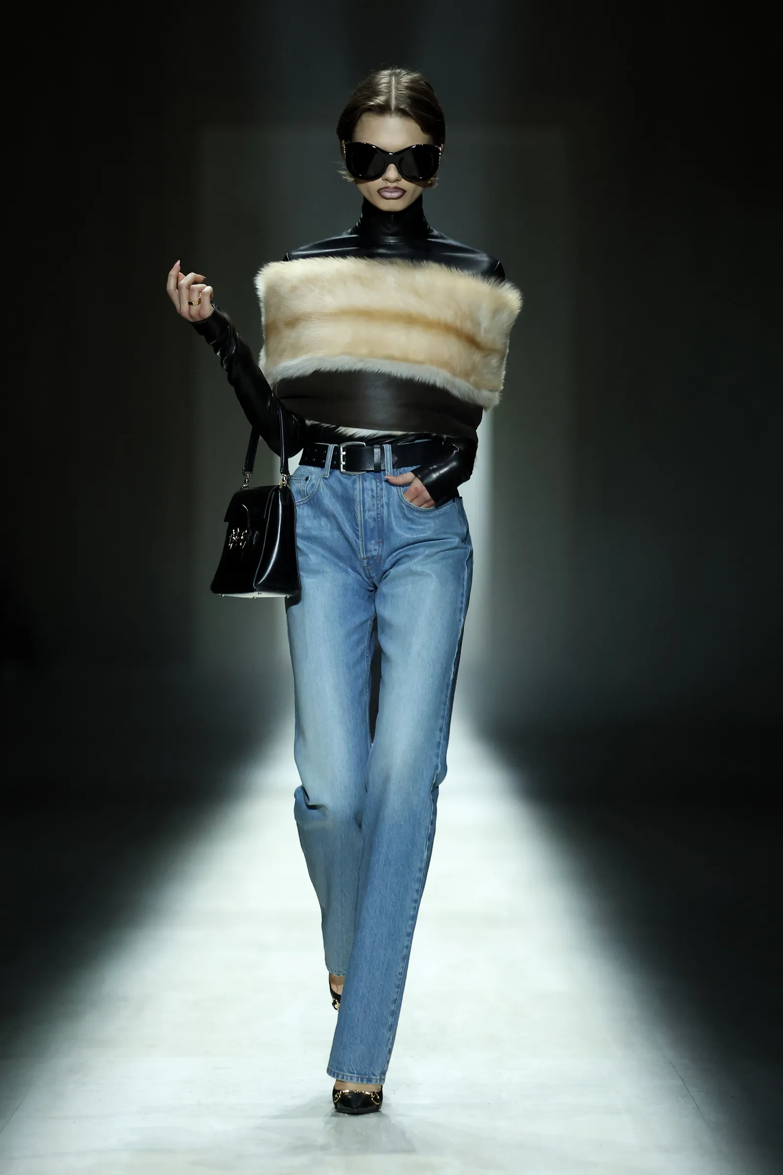 Gucci Φθινόπωρο/Χειμώνας 2026-27: Από τα 90s κοστούμια στο G-string φόρεμα-2