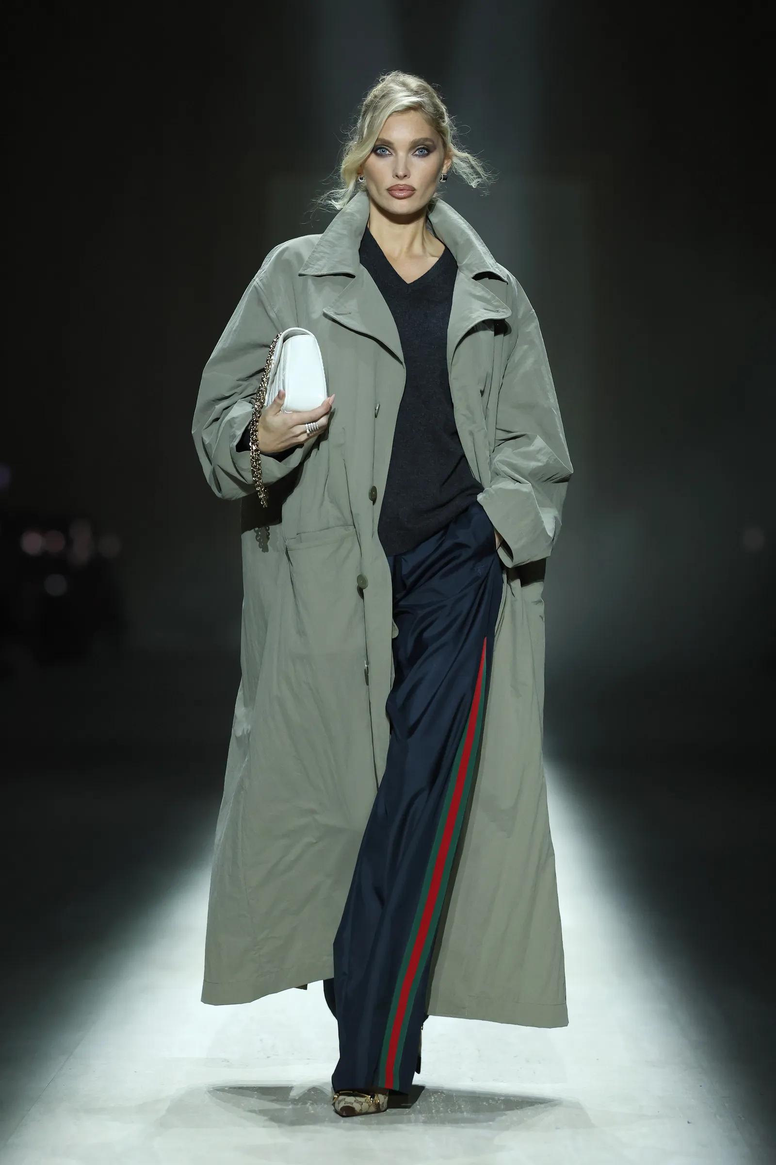 Gucci Φθινόπωρο/Χειμώνας 2026-27: Από τα 90s κοστούμια στο G-string φόρεμα-4