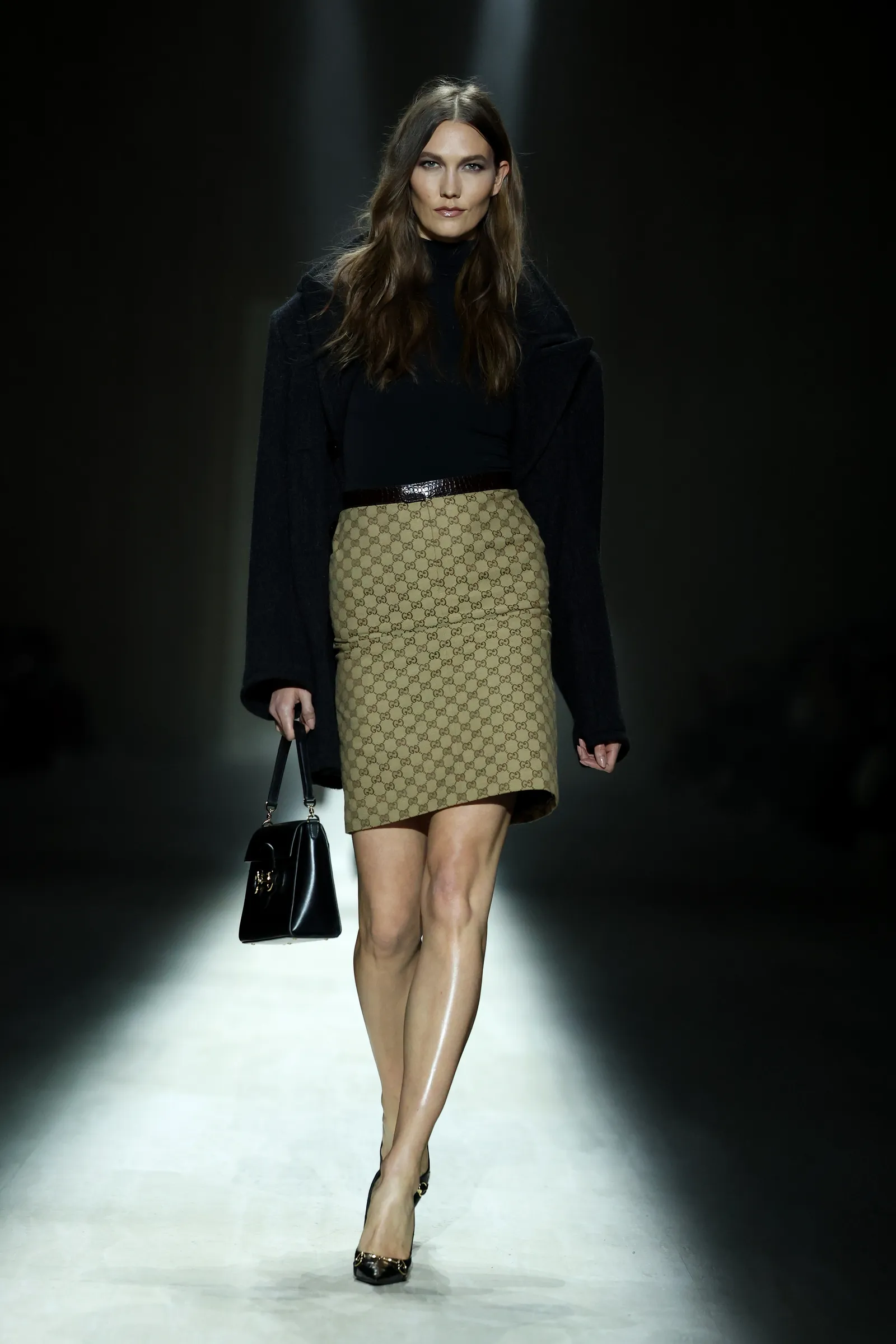 Gucci Φθινόπωρο/Χειμώνας 2026-27: Από τα 90s κοστούμια στο G-string φόρεμα-5