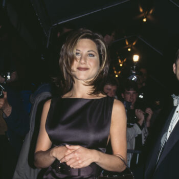 5-φορέματα-των-90s-που-επιστρέφουν-την-άνο-389804