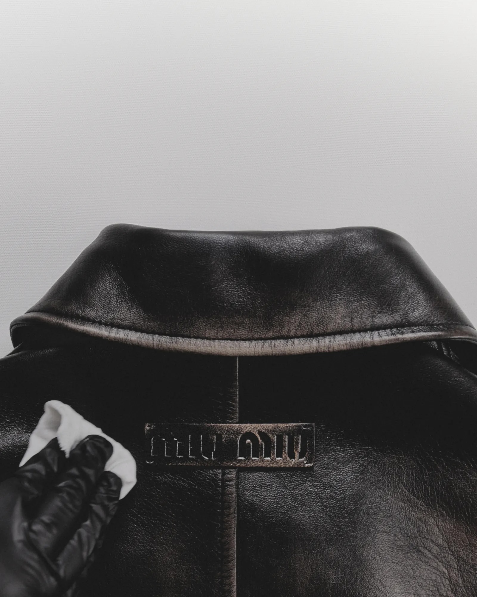 Miu Miu “used leather”:  Πώς κατασκευάζεται το περίφημο εφέ του οίκου-1