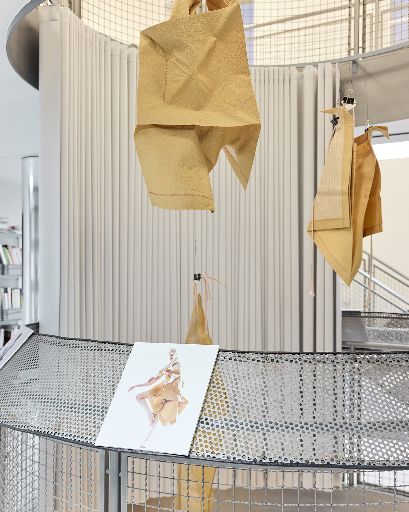 Όταν ο Issey Miyake έκανε πλισέ από χαρτί-2