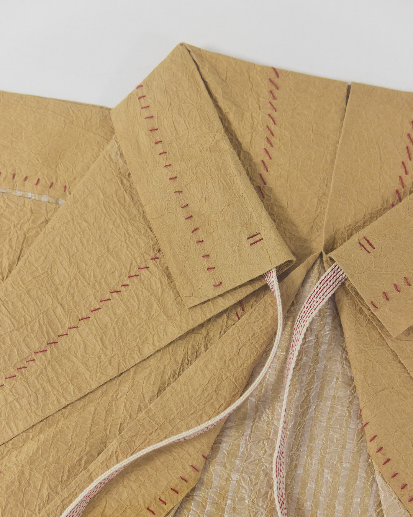 Όταν ο Issey Miyake έκανε πλισέ από χαρτί-1