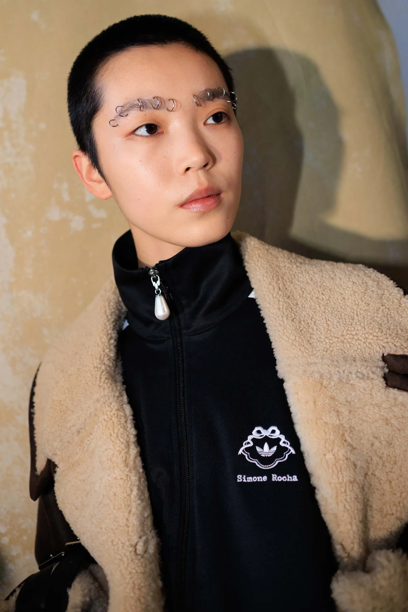 Οι καλύτερες backstage στιγμές από την Εβδομάδας Μόδας του Λονδίνου για το Φθινόπωρο 2026-26