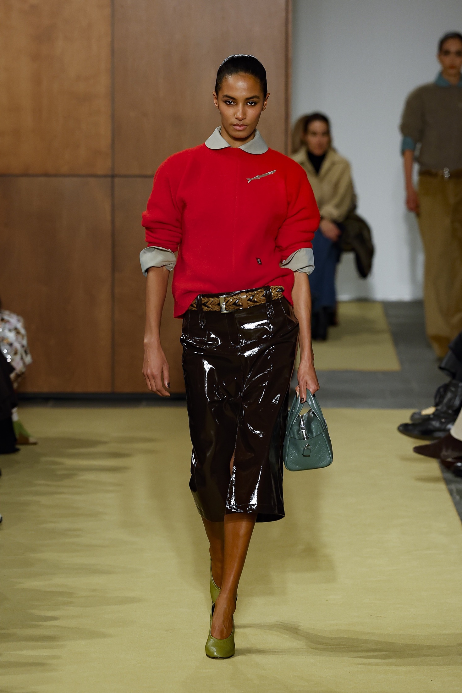 Φούστα λουστρίνι: Είναι το staple της Άνοιξης 2026-1