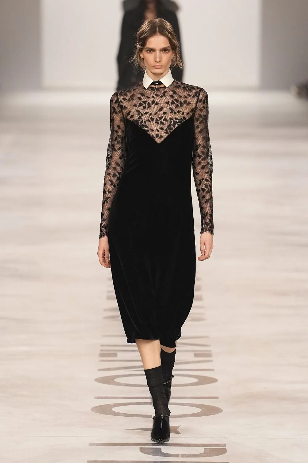 Στην πρώτη της συλλογή για τον οίκο Fendi η Maria Grazia Chiuri τοποθετεί τις τσάντες στο επίκεντρο-3