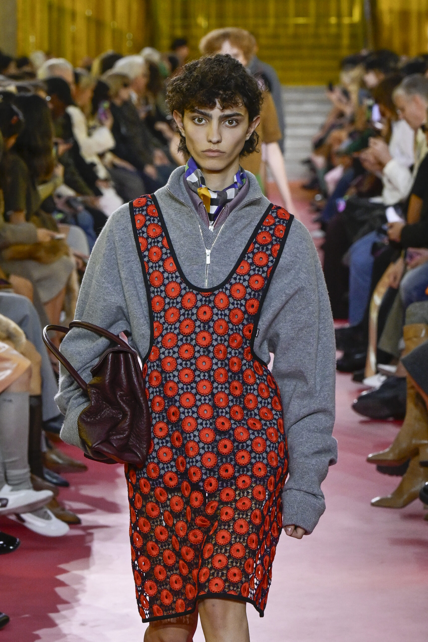 Κόκκινο και γκρι: Πώς να το συνδυάσετε την άνοιξη-9