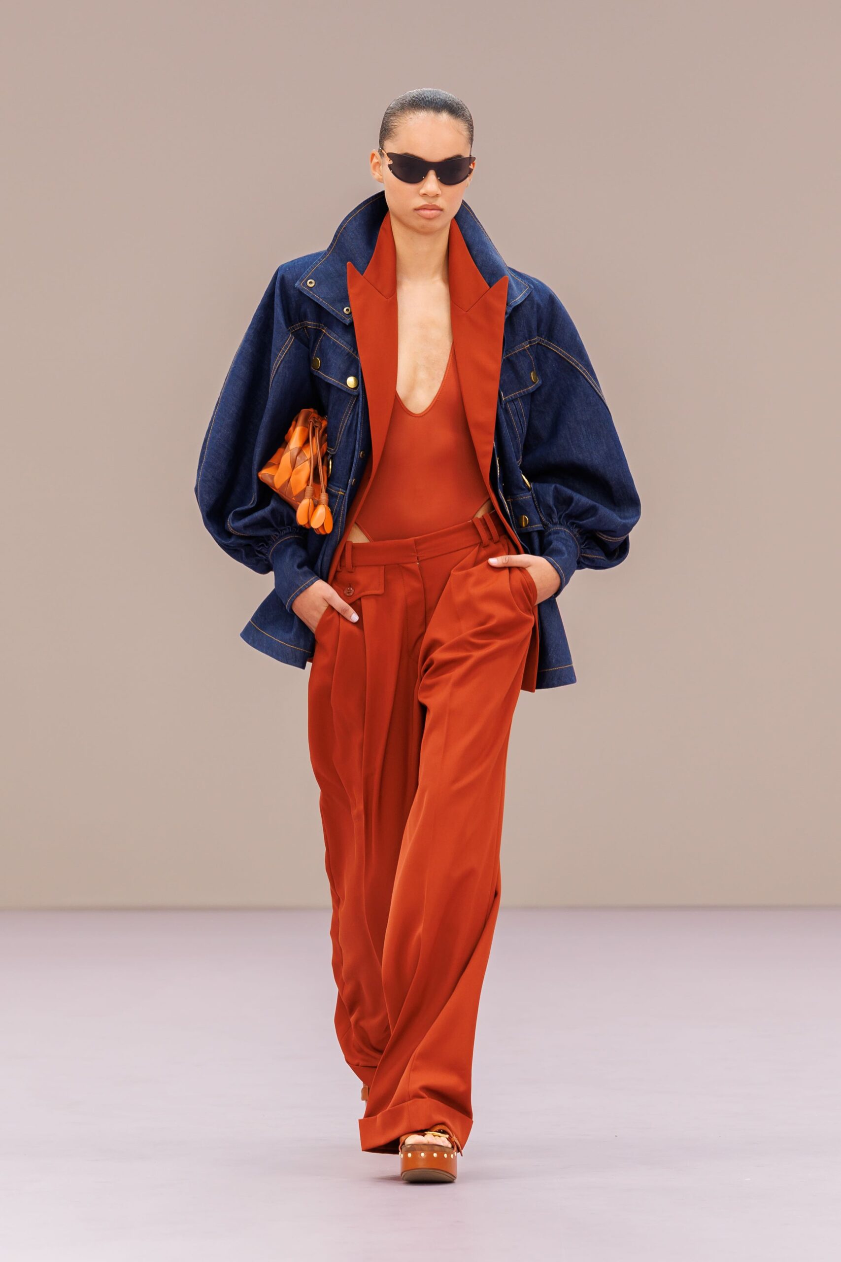 Παντελόνια με χρώμα: Έτσι θα φωτίσουμε τα look της άνοιξης-1